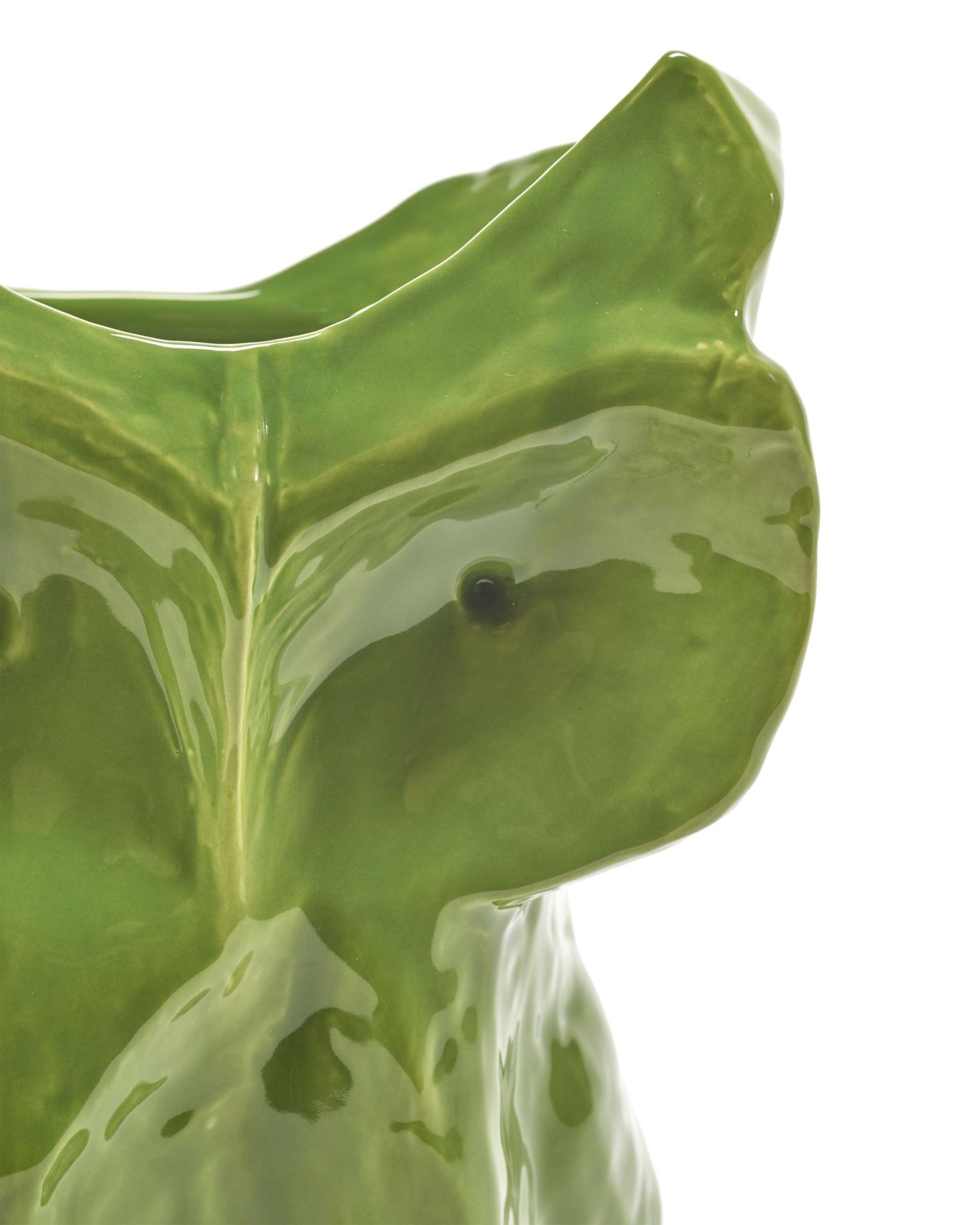 Detailaufnahme der grünen Eule Vase von Serax, Keramikdeko für Blumen und Pflanzen.
