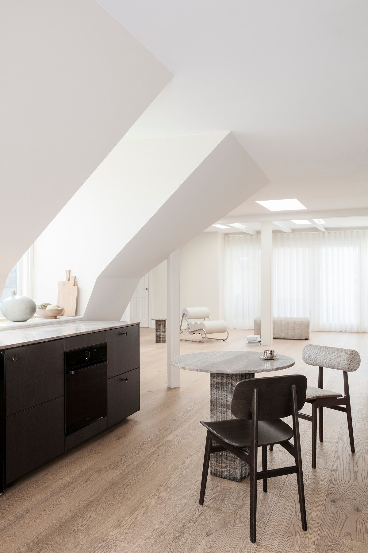 Heller Raum mit NORR11 Stühlen und Tisch. Skandinavisches Design für Esszimmer und Küche.