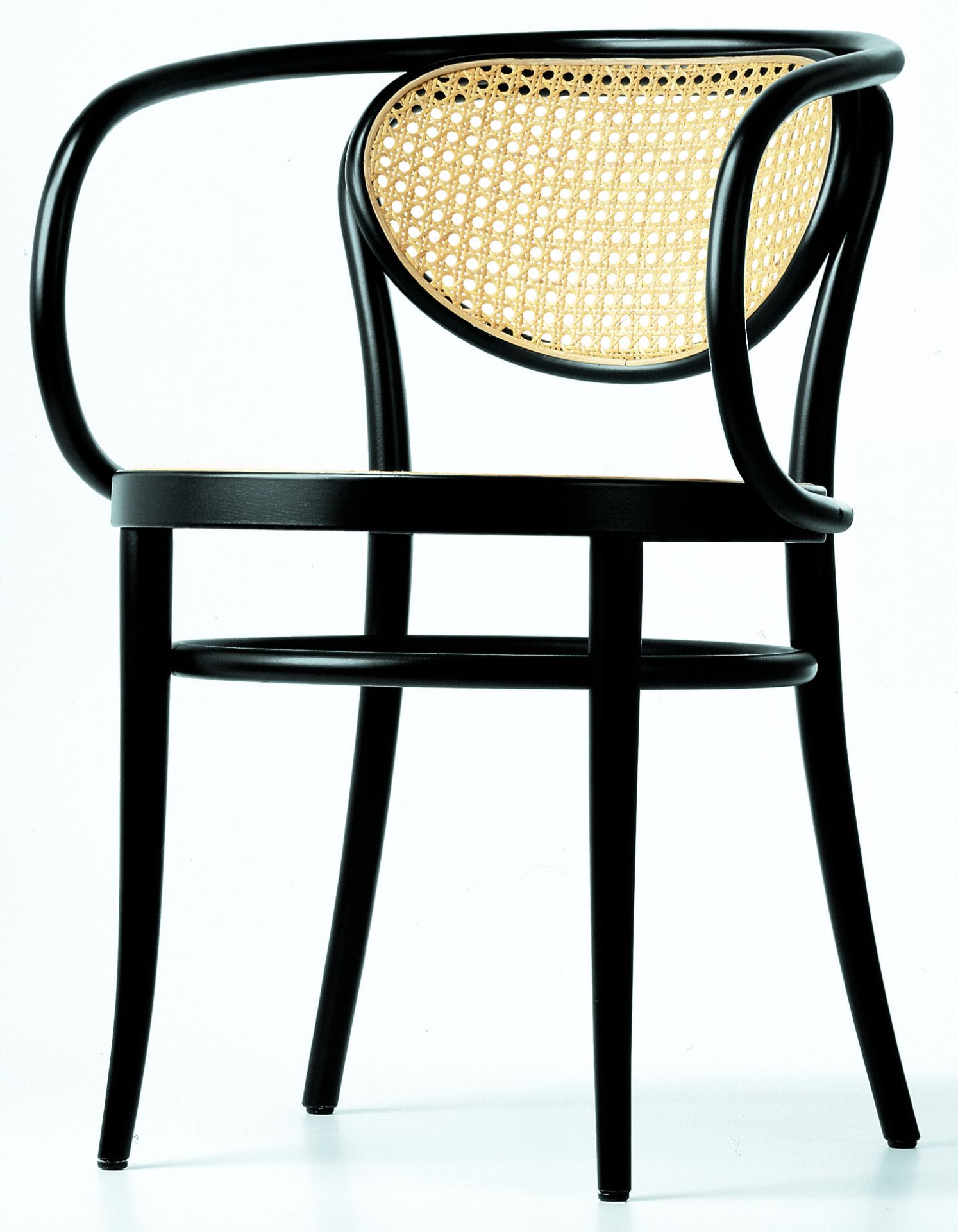 Schwarzer 210 R Thonet Bugholzstuhl mit Wiener Geflecht im Rücken, klassisches Möbeldesign.