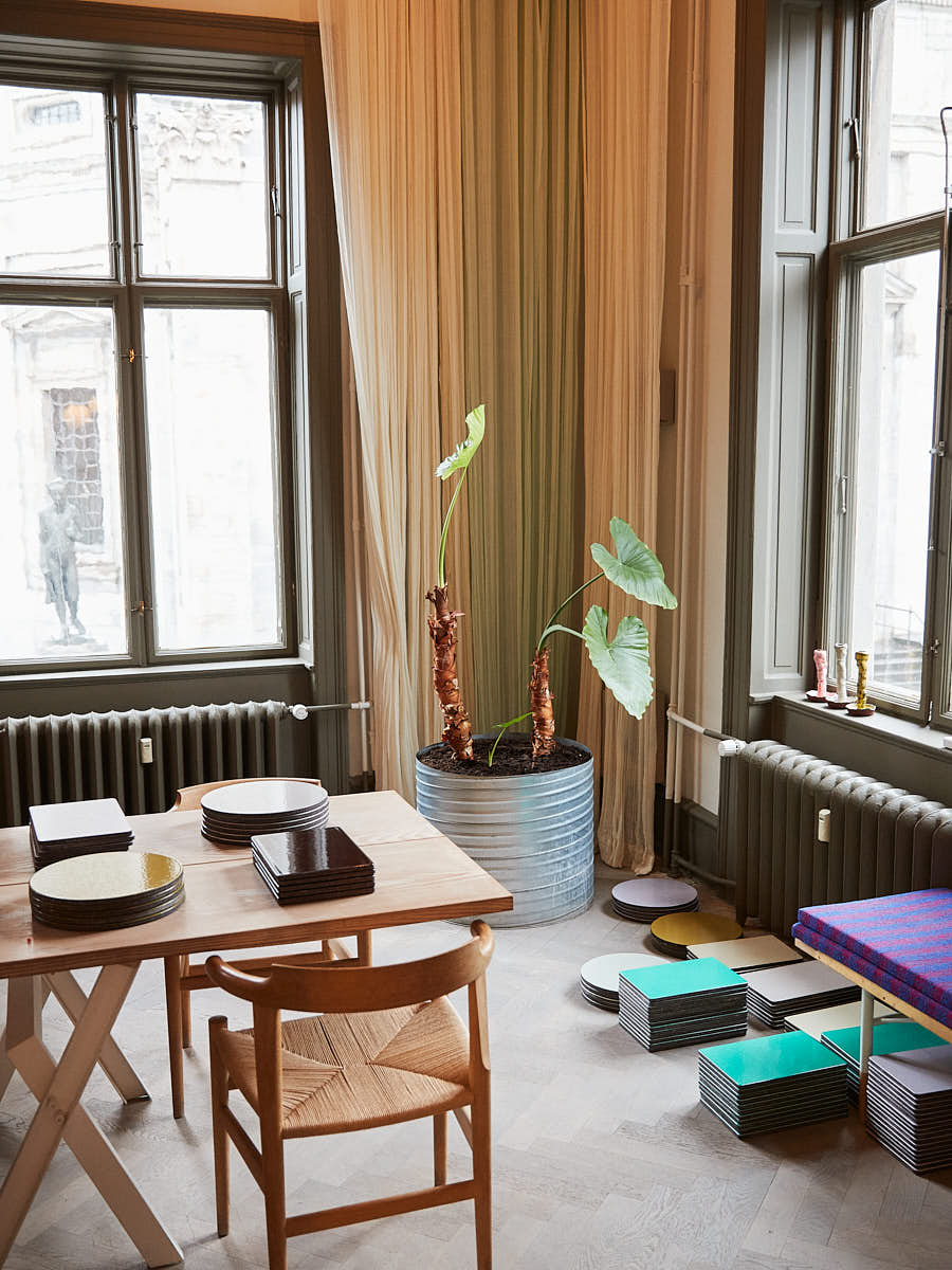 Innenaufnahme mit Flos Oblique Stehleuchte in mattem Braun, modernes Design.