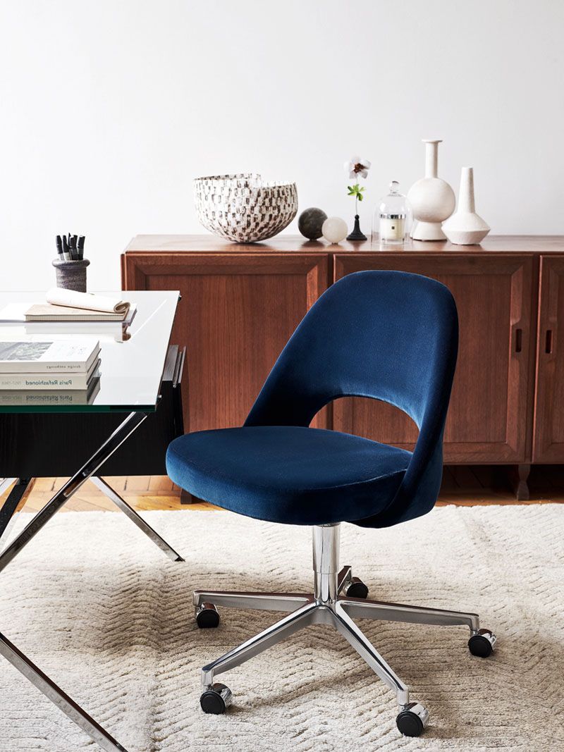 Blauer Saarinen Relax Konferenzstuhl mit 5-Stern Drehfuß und Rollen, ohne Armlehne. Bürostuhl für Konferenzraum.