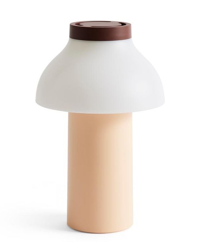 HAY PC Portable Leuchte: Beige Tischleuchte mit weißem Lampenschirm und braunem Detail. Akkuleuchte für Innen und Außen.