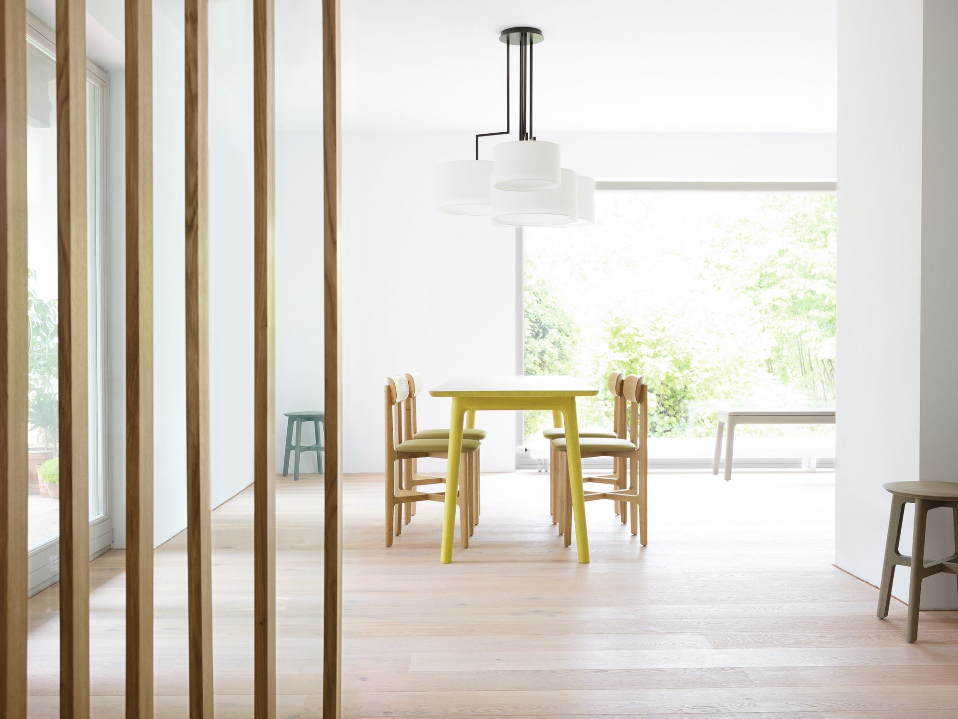 Esszimmer mit Noon LED Leuchte in Schwarz, moderne Innenraumbeleuchtung und Esstisch.