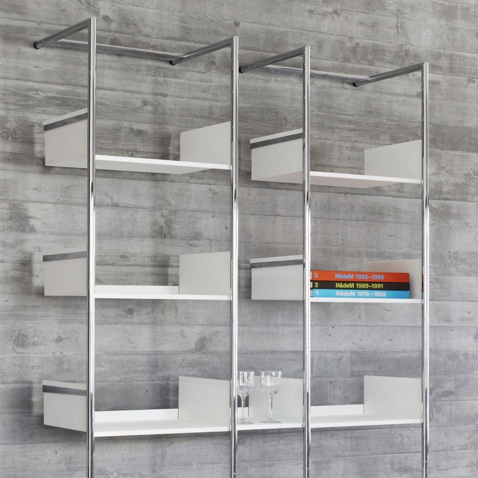 Verbindungstablare für Pool 196 Anlehnregal Mox, 3er Set, schwarz, mit weißen Regalböden und Chromgestell.