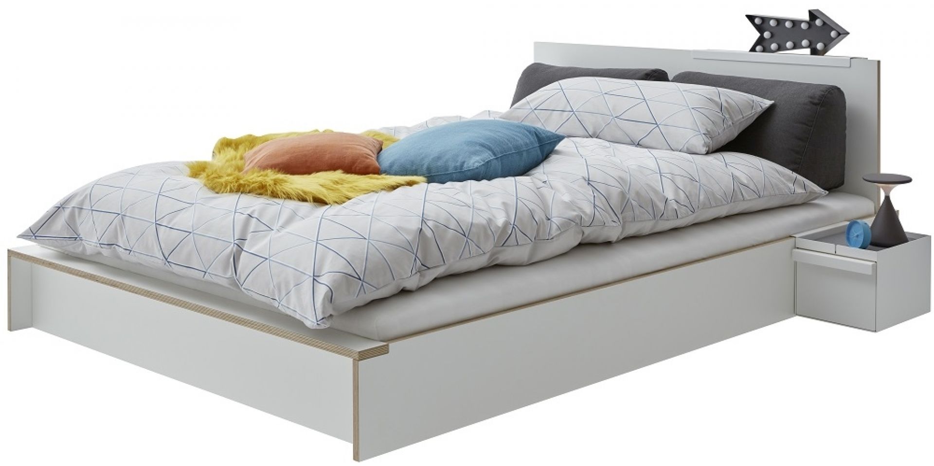 Weißes Flai Einzelbett von Müller Möbelwerkstätten mit Bettwäsche und Nachttisch. Modernes Design für Schlafzimmer.