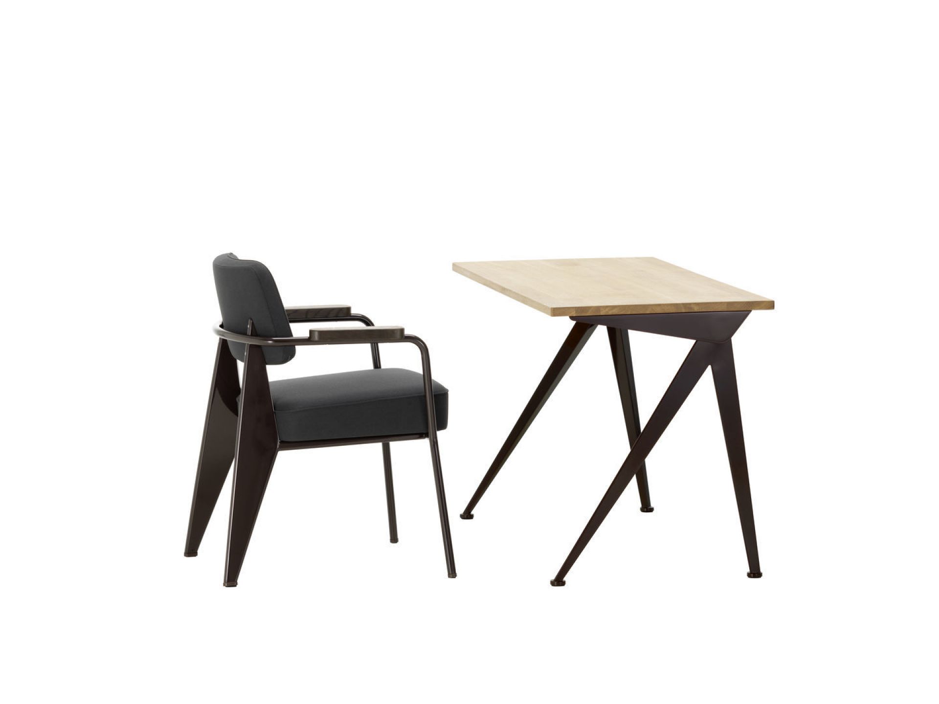 Fauteuil Direction Sessel von Vitra neben einem passenden Schreibtisch mit Holzplatte und dunklem Gestell.