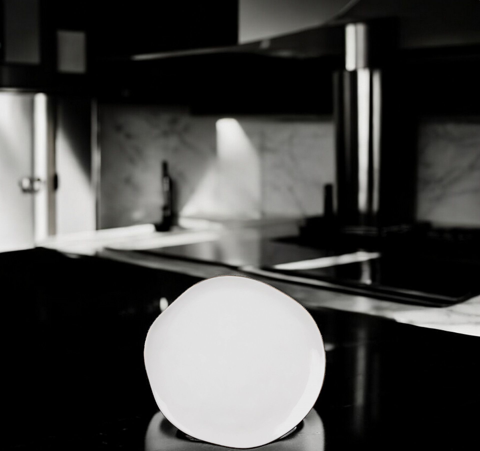 Weißer Speiseteller mit Goldrand aus der Räder DINING Mix & Match Kollektion.