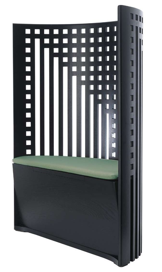 Schwarzer 312 Willow 1 Sessel von Cassina mit grüner Sitzfläche und Gittermuster im Rücken. Designmöbel.