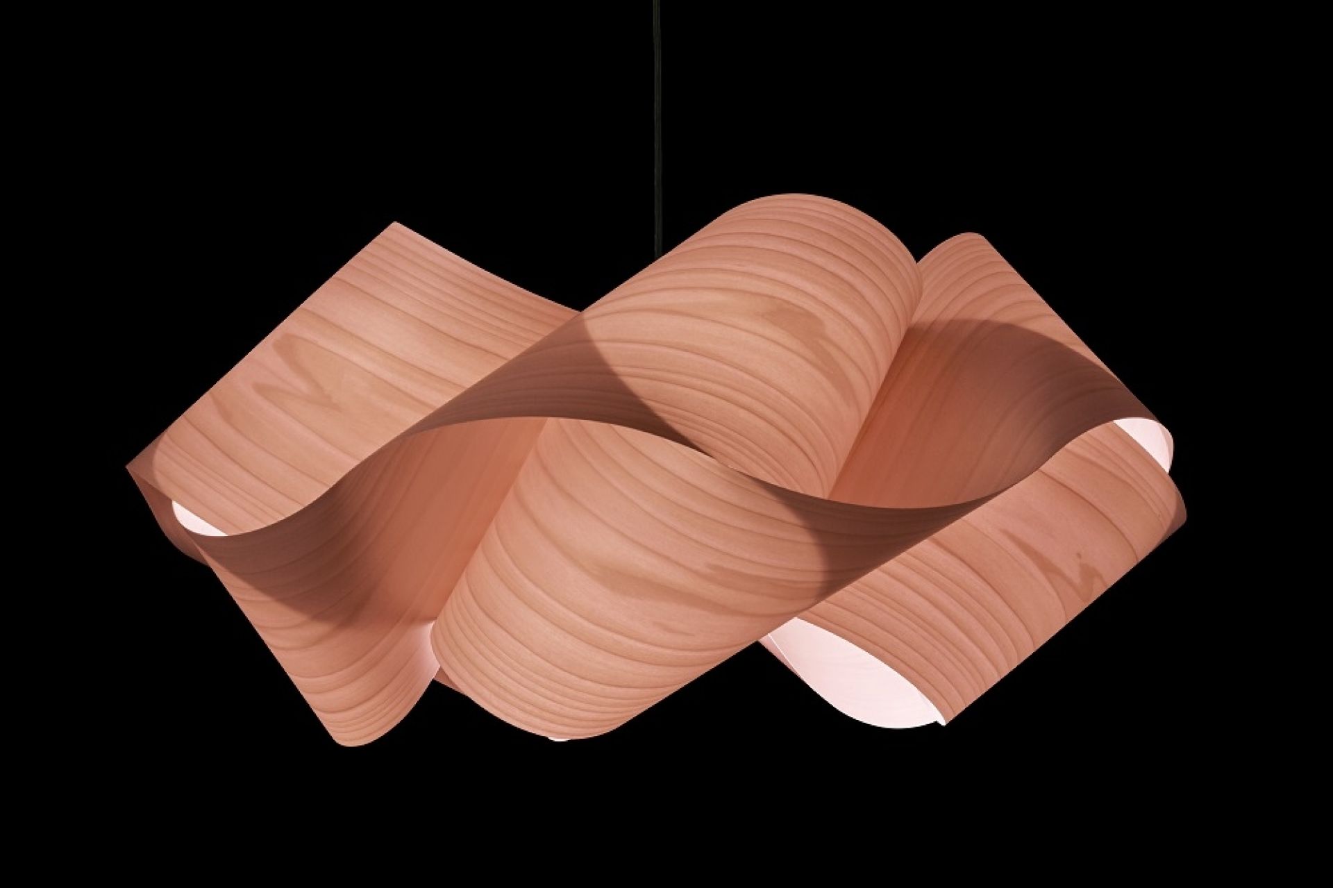 Hellrosa Swirl Pendelleuchte von LZF Lamps: Moderne Holzlampe für stilvolle Beleuchtung.