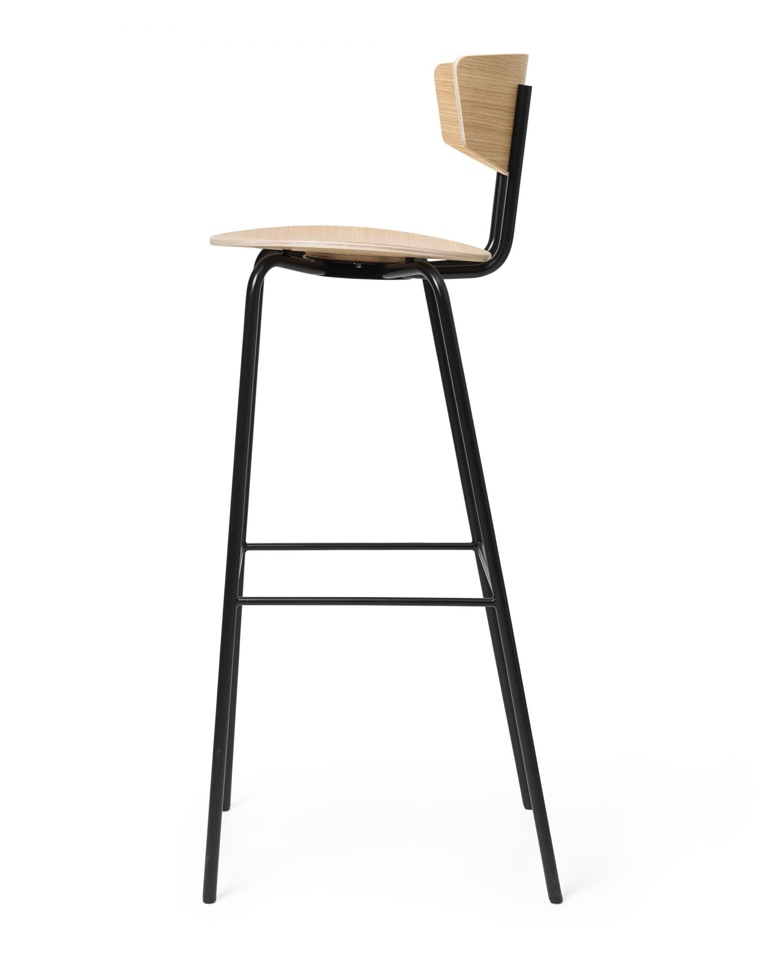 Herman Barstuhl von Ferm Living, Seitenansicht: Holz-Sitzfläche und Rückenlehne, schwarzes Metallgestell. Moderner Barhocker.