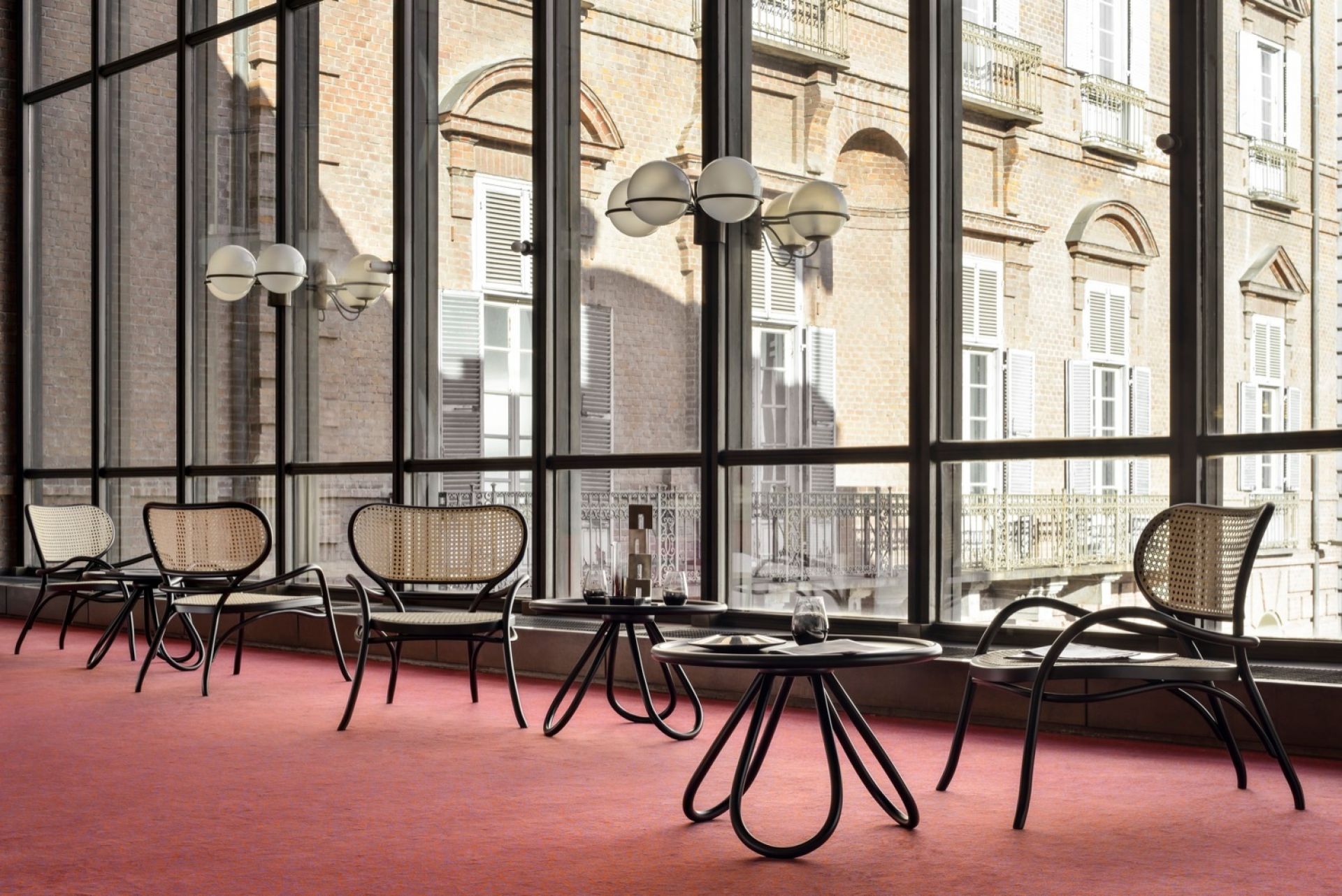 Arch Couchtisch von Wiener GTV Design, lackiert, mit Stühlen in einem eleganten Raum.