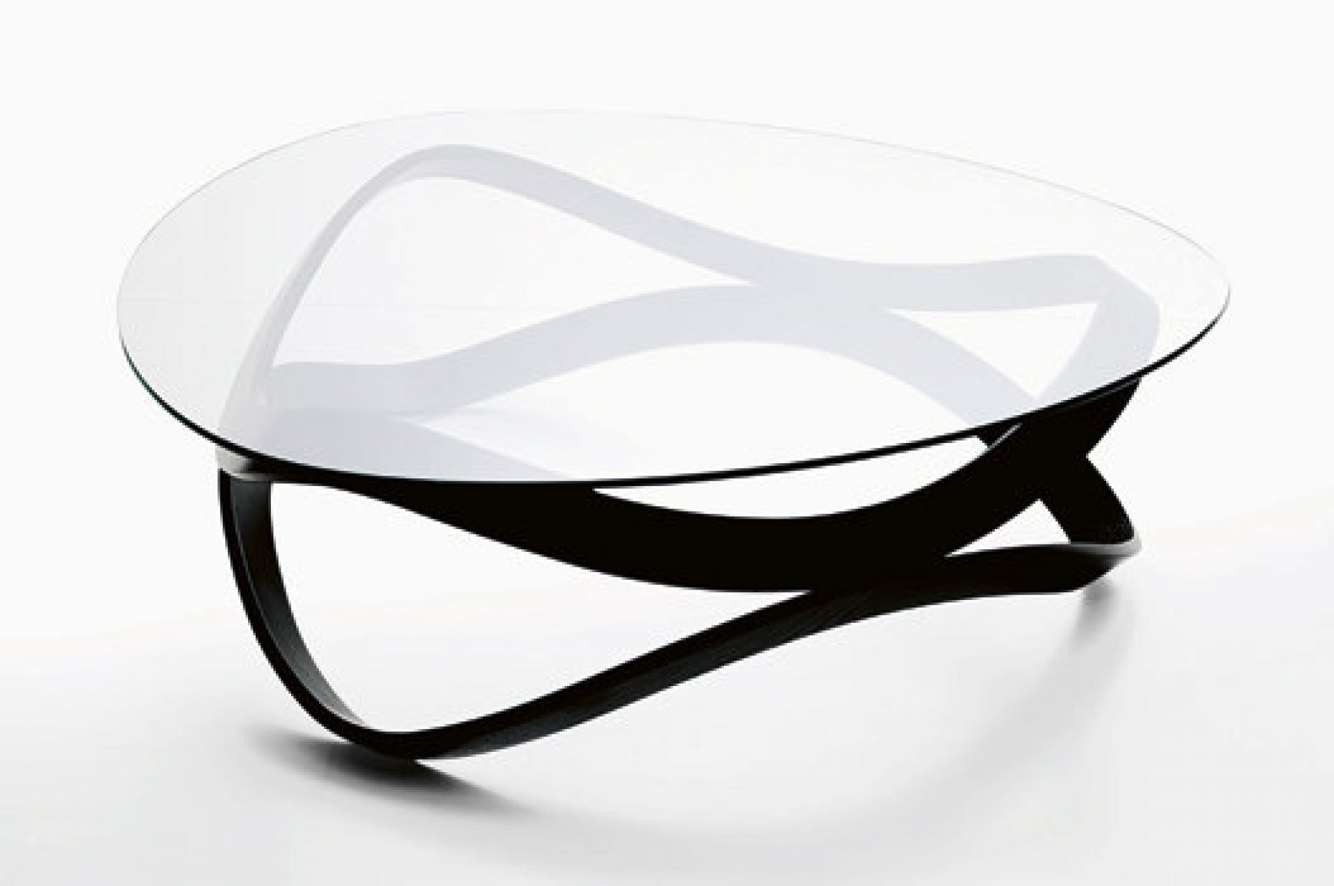 Newton Sofatisch von Karl Andersson & Soener mit runder Glasplatte und schwarzem Holzgestell.