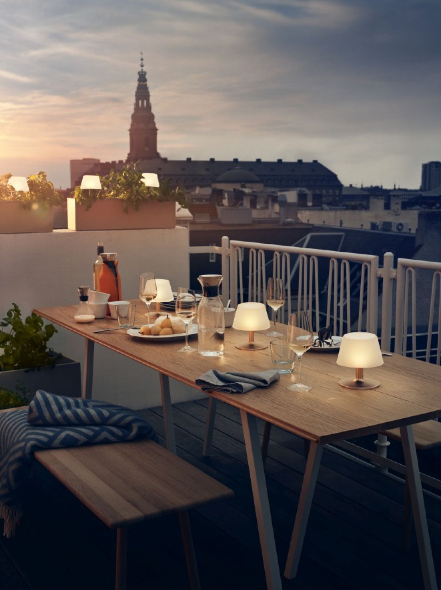 Esstisch mit Eva Solo Sunlight Tischleuchten im Freien, stimmungsvolle Beleuchtung für Garten und Balkon.