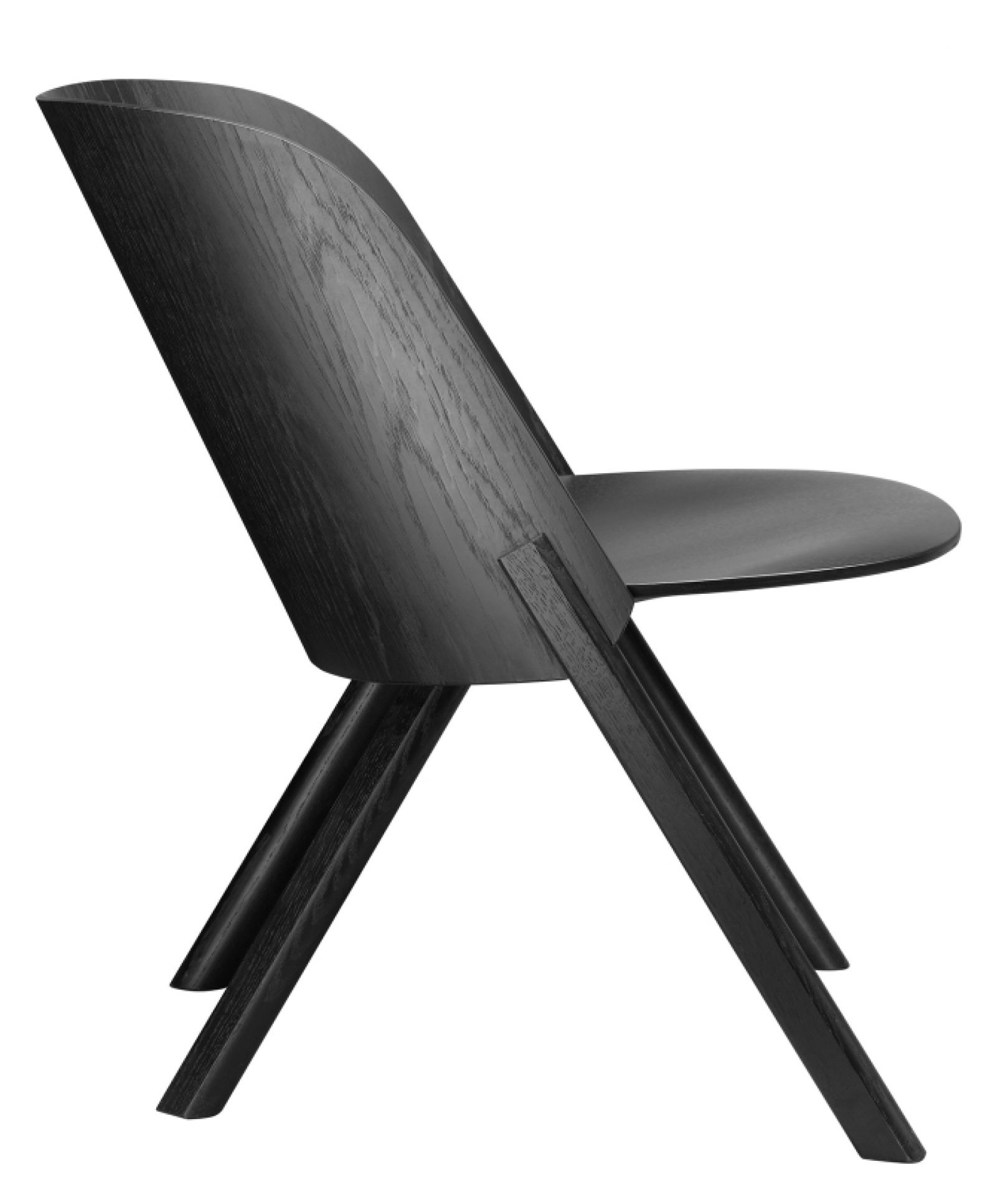 Schwarzer Holzstuhl "That Sessel" von e15, Seitenansicht. Moderner Designstuhl für Esszimmer und Wohnbereich.