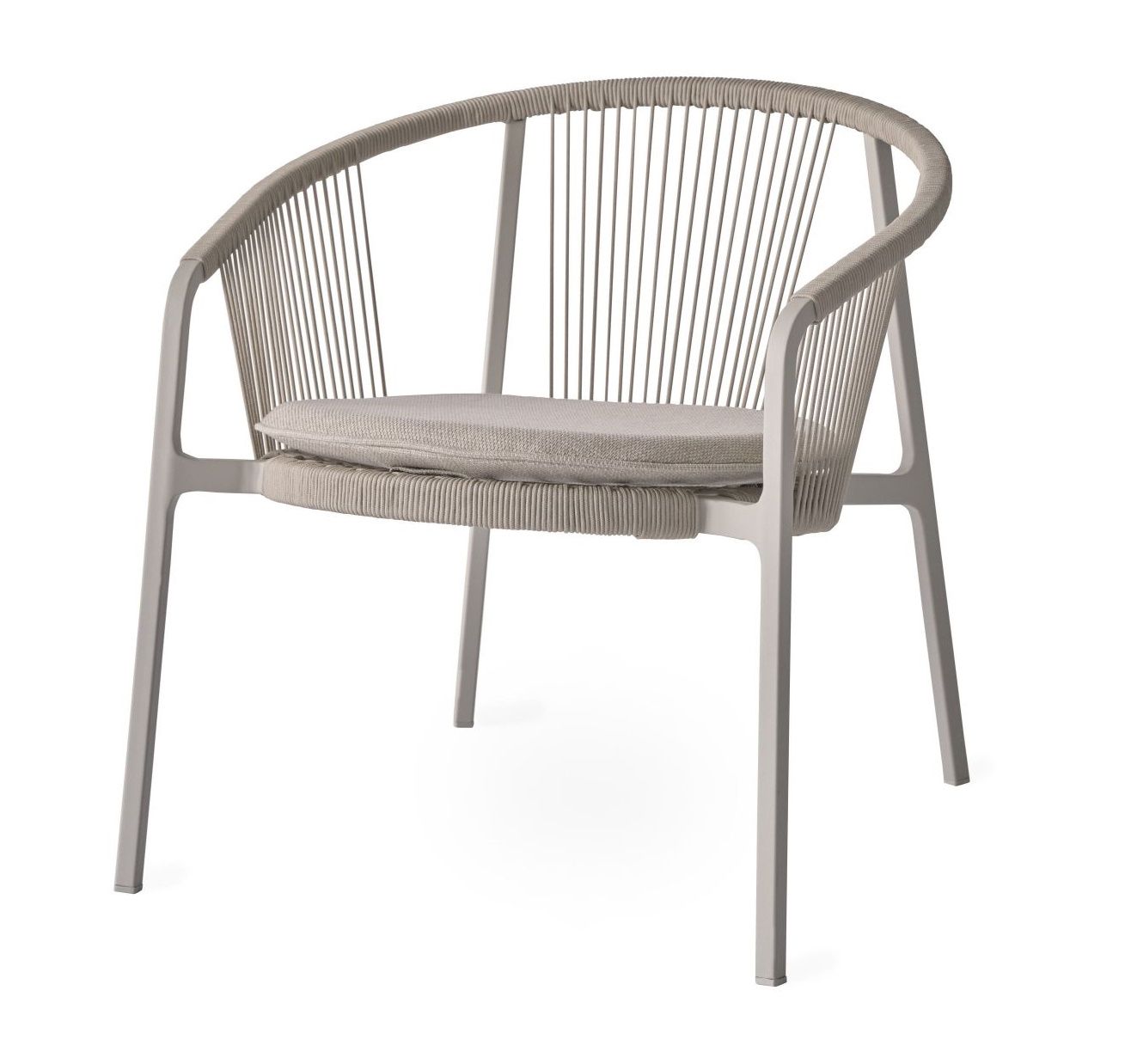 Lagrasse Loungesessel von Vipp: Bequemer Outdoor Sessel mit Armlehne und grauem Sitzkissen.