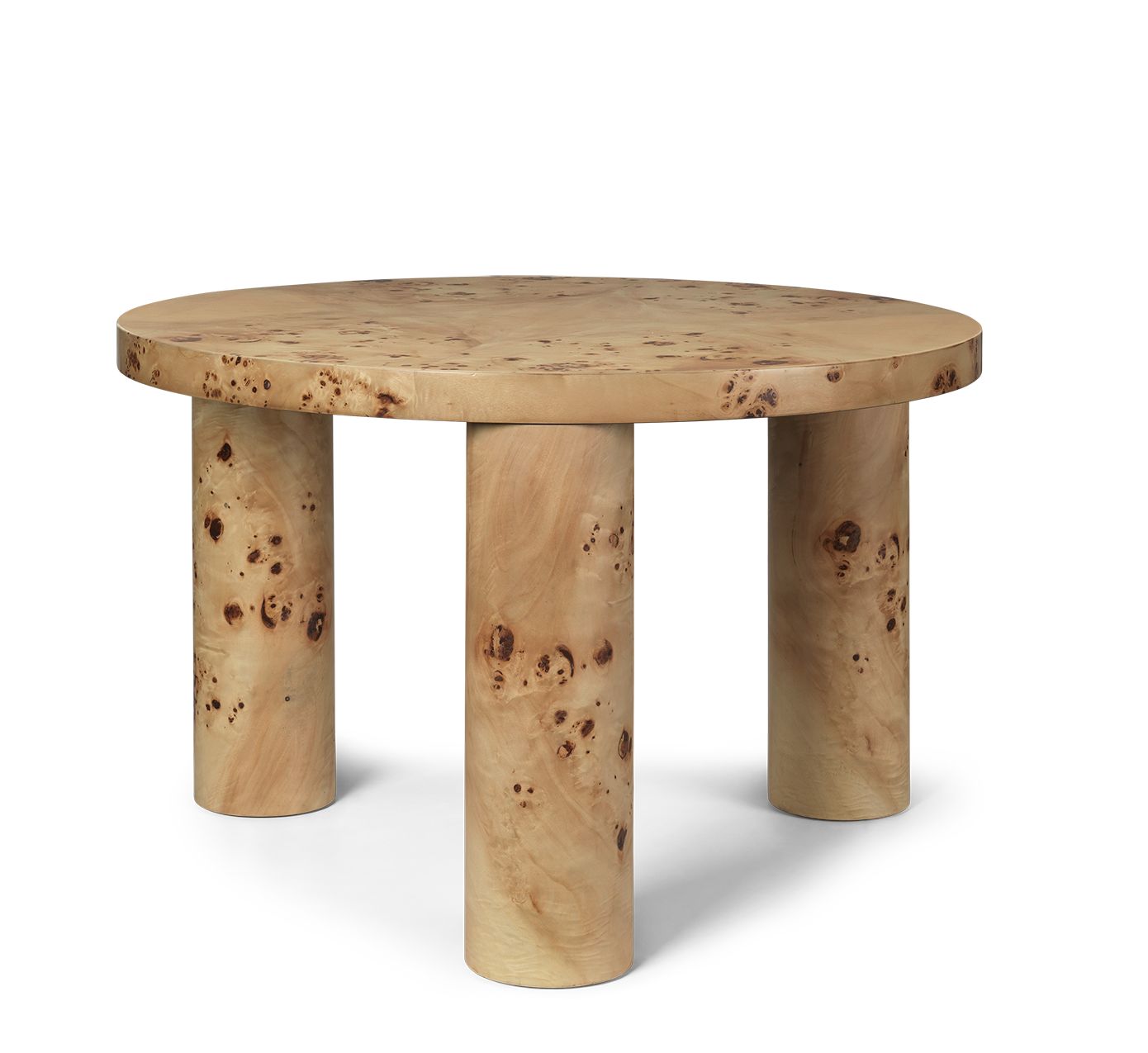 Runder Couchtisch aus Pappelmaserfurnier mit drei zylindrischen Beinen, Post Coffee Table von Ferm Living.