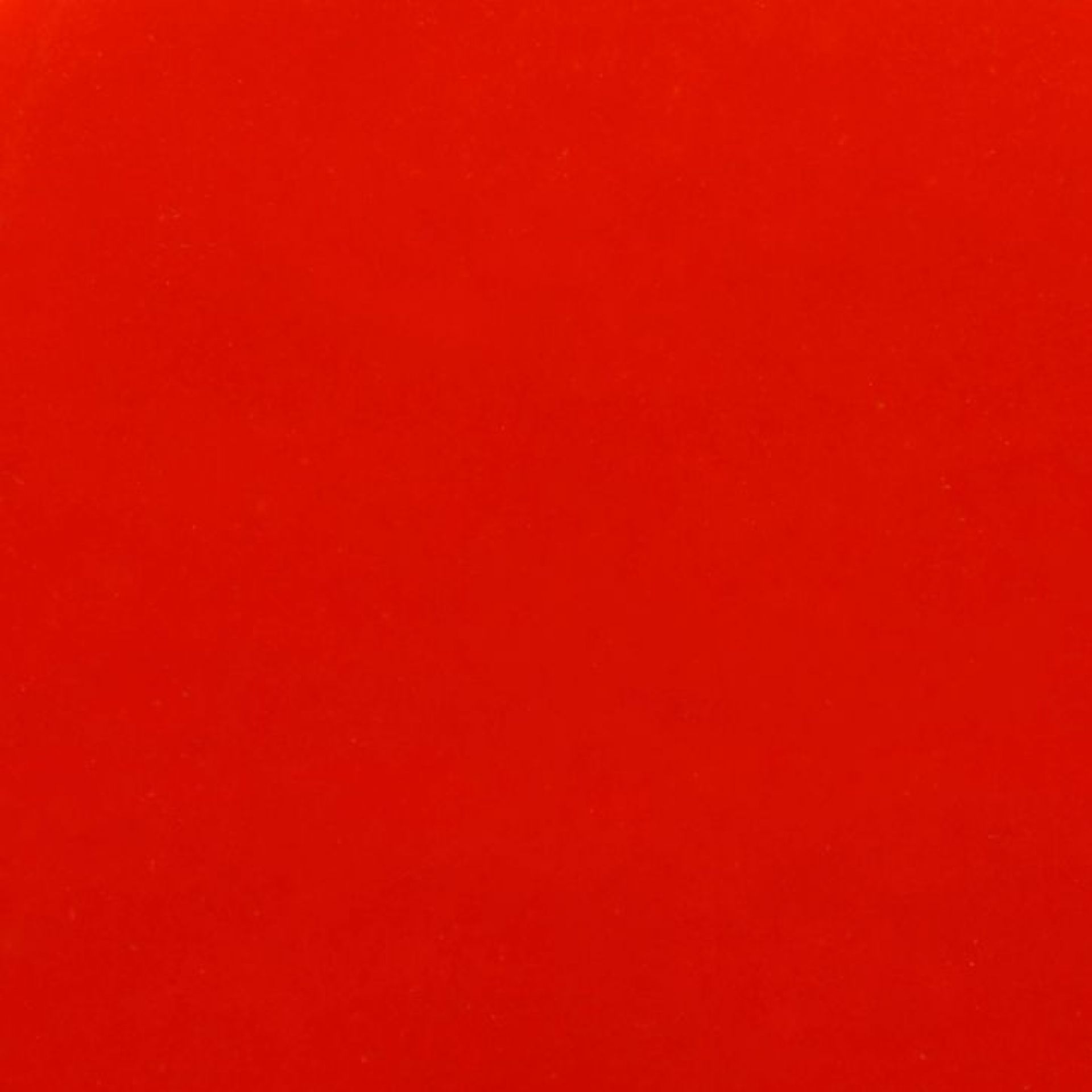 Nahaufnahme der roten Fungi Bodenleuchte Favius, modernes Design für stimmungsvolle Beleuchtung.