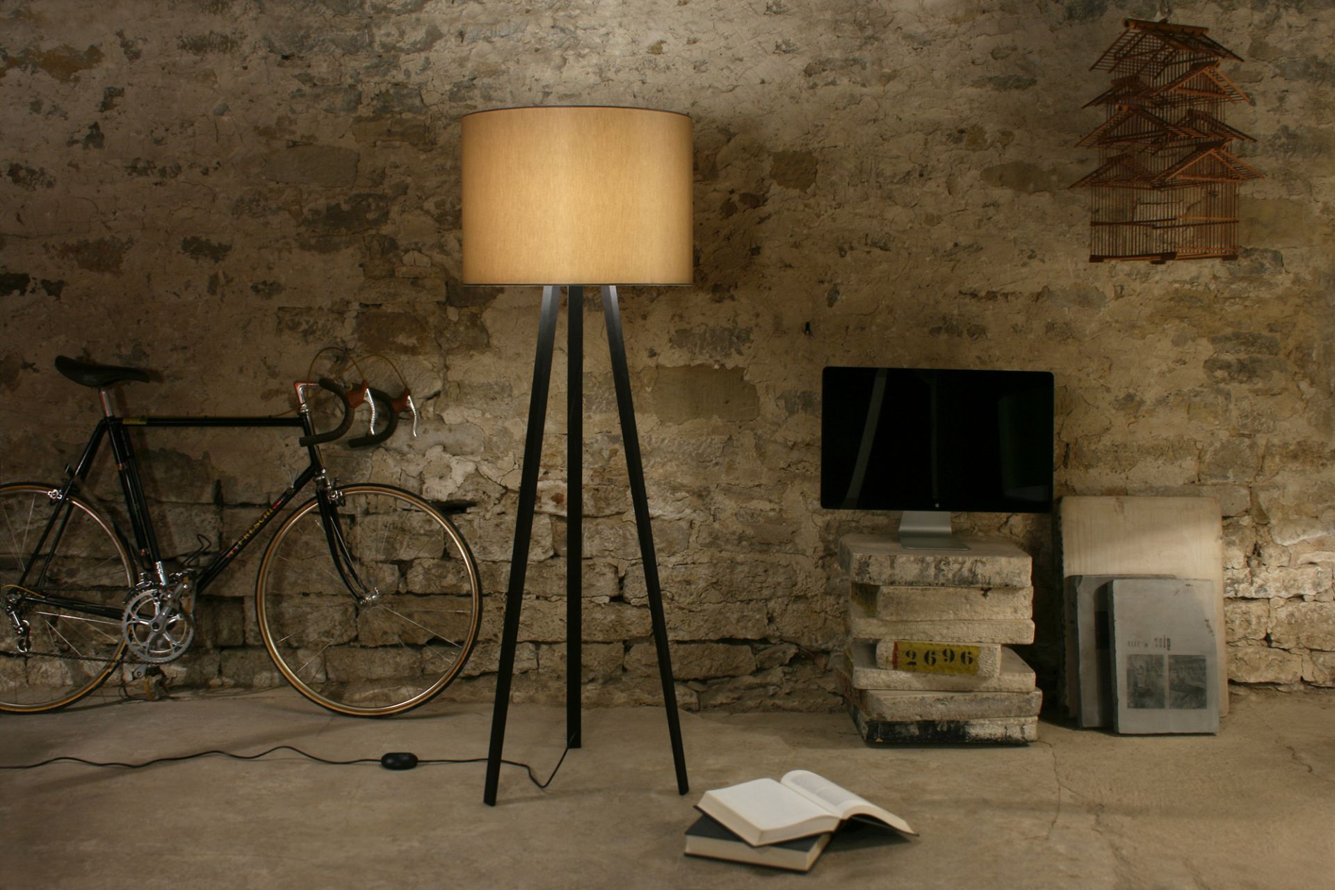 Luca Stand Stehleuchte von Maigrau: Stehlampe mit Eichenholz-Gestell und weißem Lampenschirm im Interieur.