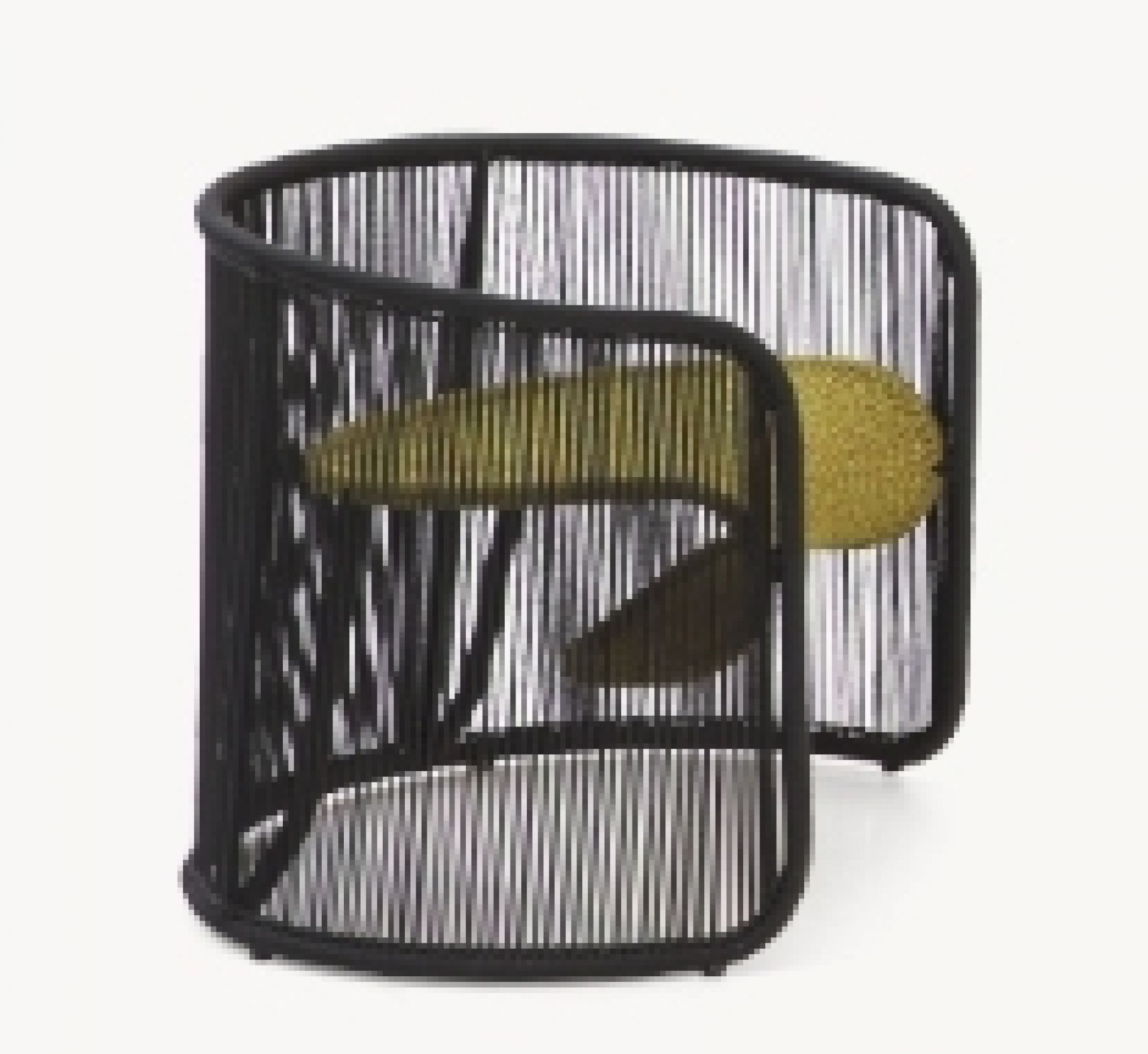 Schwarzer Husk S Hocker von Moroso mit gelbem Kissen, modernes Design für Wohnzimmer und Terrasse.