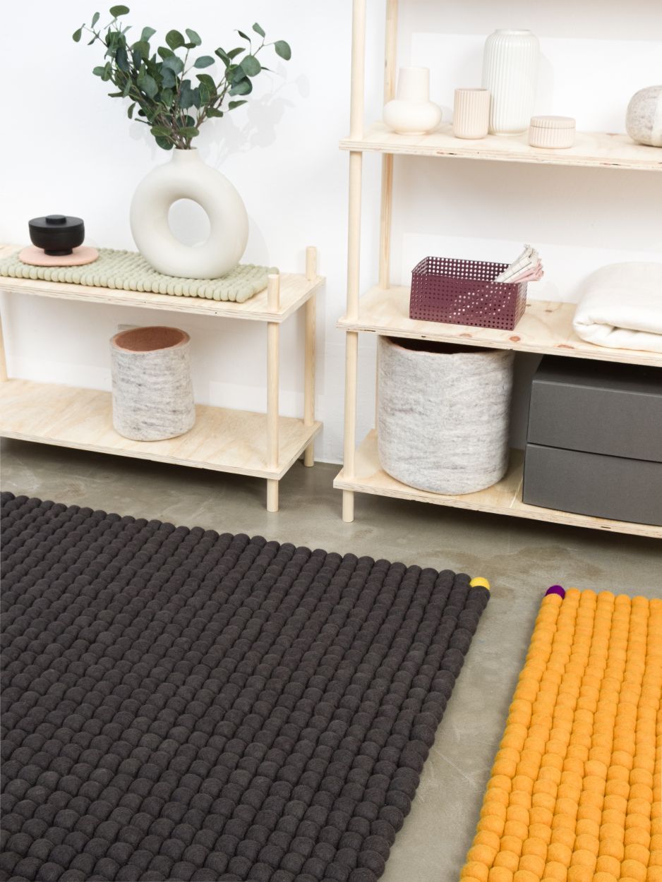 Big One Filzteppich von myfelt, rechteckig, 140x200 cm, in dunklem Grau, aus Filzkugeln gefertigt.