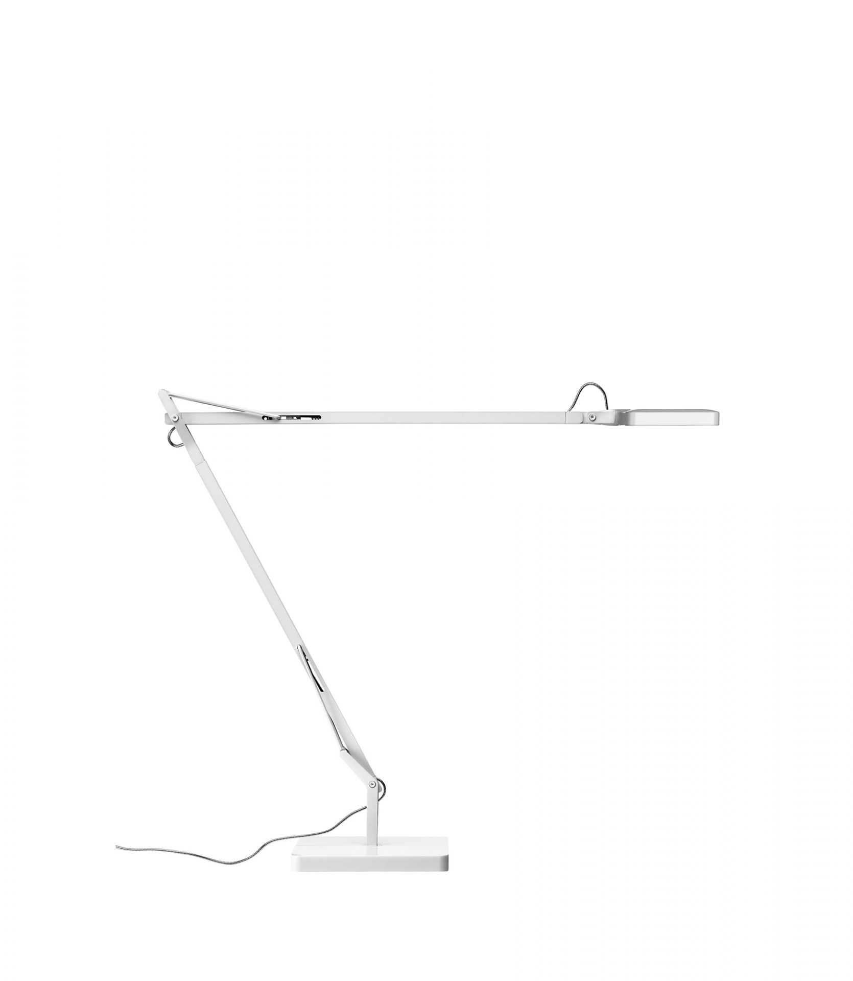 Weiße Kelvin LED Tischleuchte von Flos mit verstellbarem Arm und quadratischem Fuß.