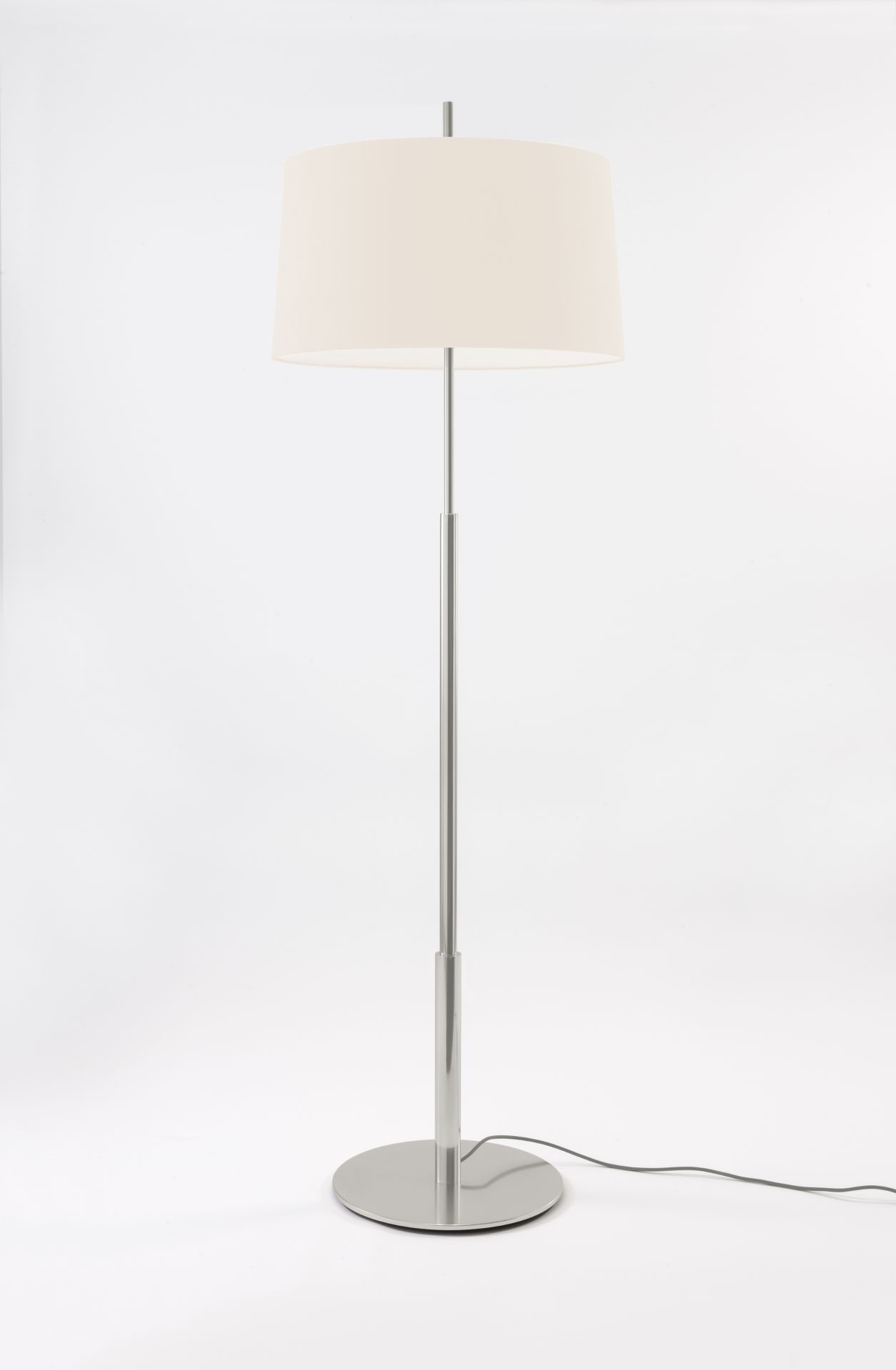 Diana Stehleuchte von Santa & Cole: Moderne Stehlampe mit beigem Lampenschirm und silbernem Metallfuß.