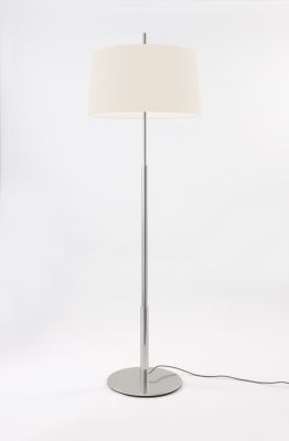 Diana Stehleuchte von Santa & Cole: Moderne Stehlampe mit beigem Lampenschirm und silbernem Metallfuß.