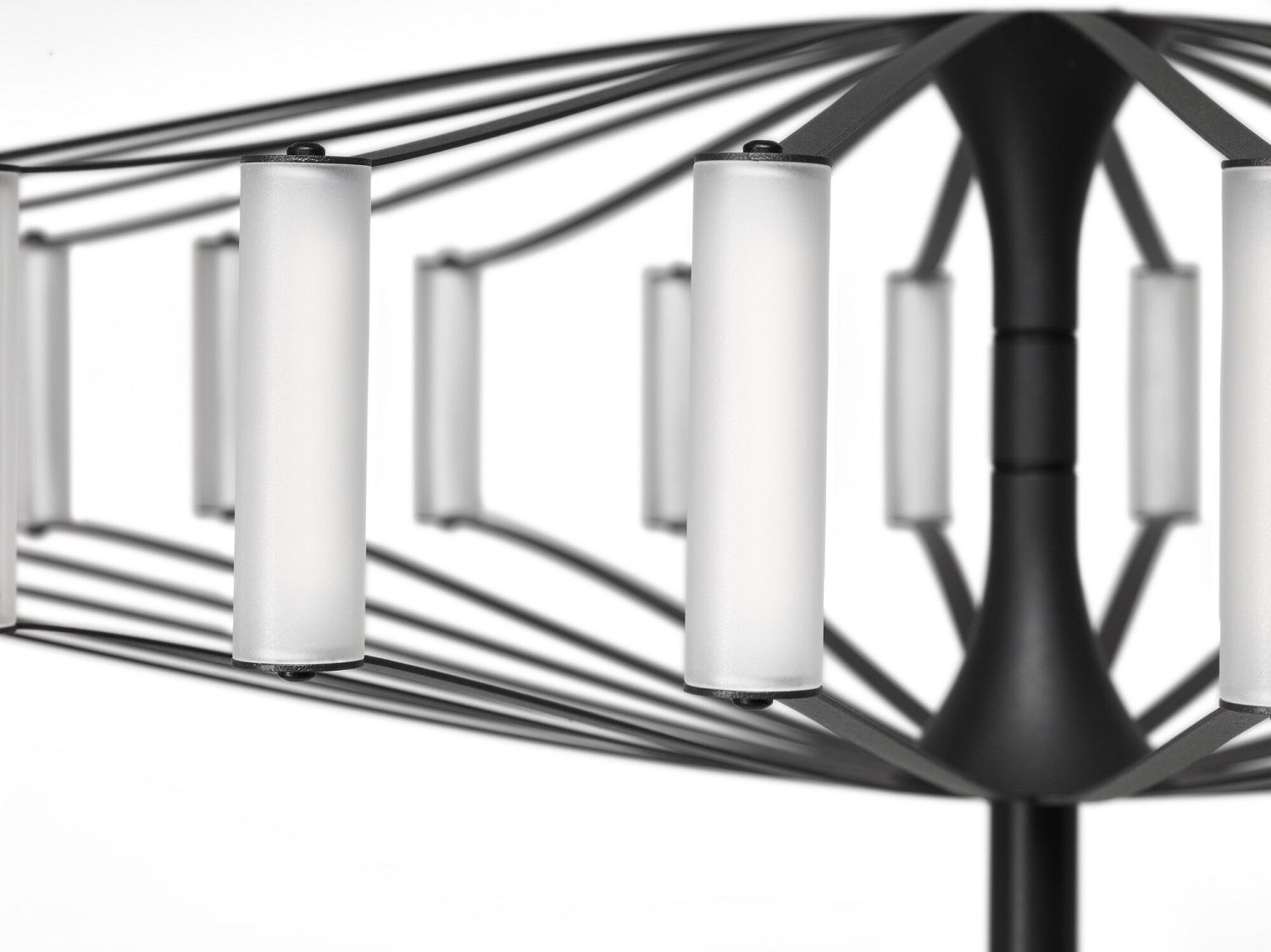 Detailaufnahme der Wheel Floor Stehleuchte Japth mit schwarzem Metallgestell und zylindrischen, mattierten Lampenschirmen.