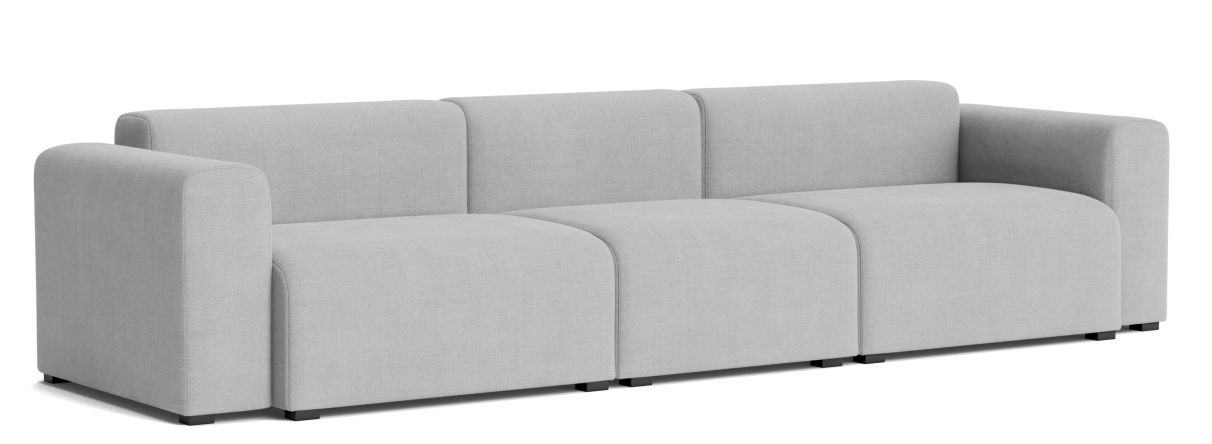 Helles, modernes Mags Sofa mit drei Sitzen und niedriger Armlehne von Hay.