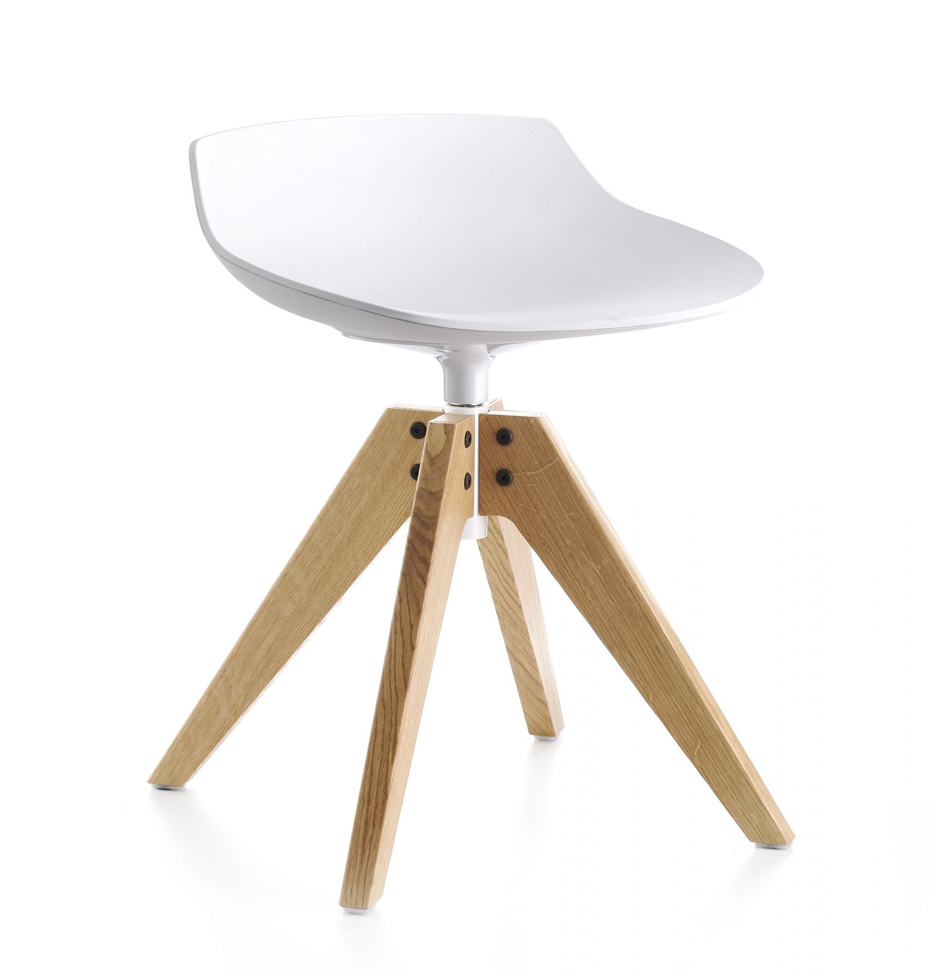 Flow Stool VN Hocker von MDF Italia mit weißer Sitzfläche und Holzbeinen.