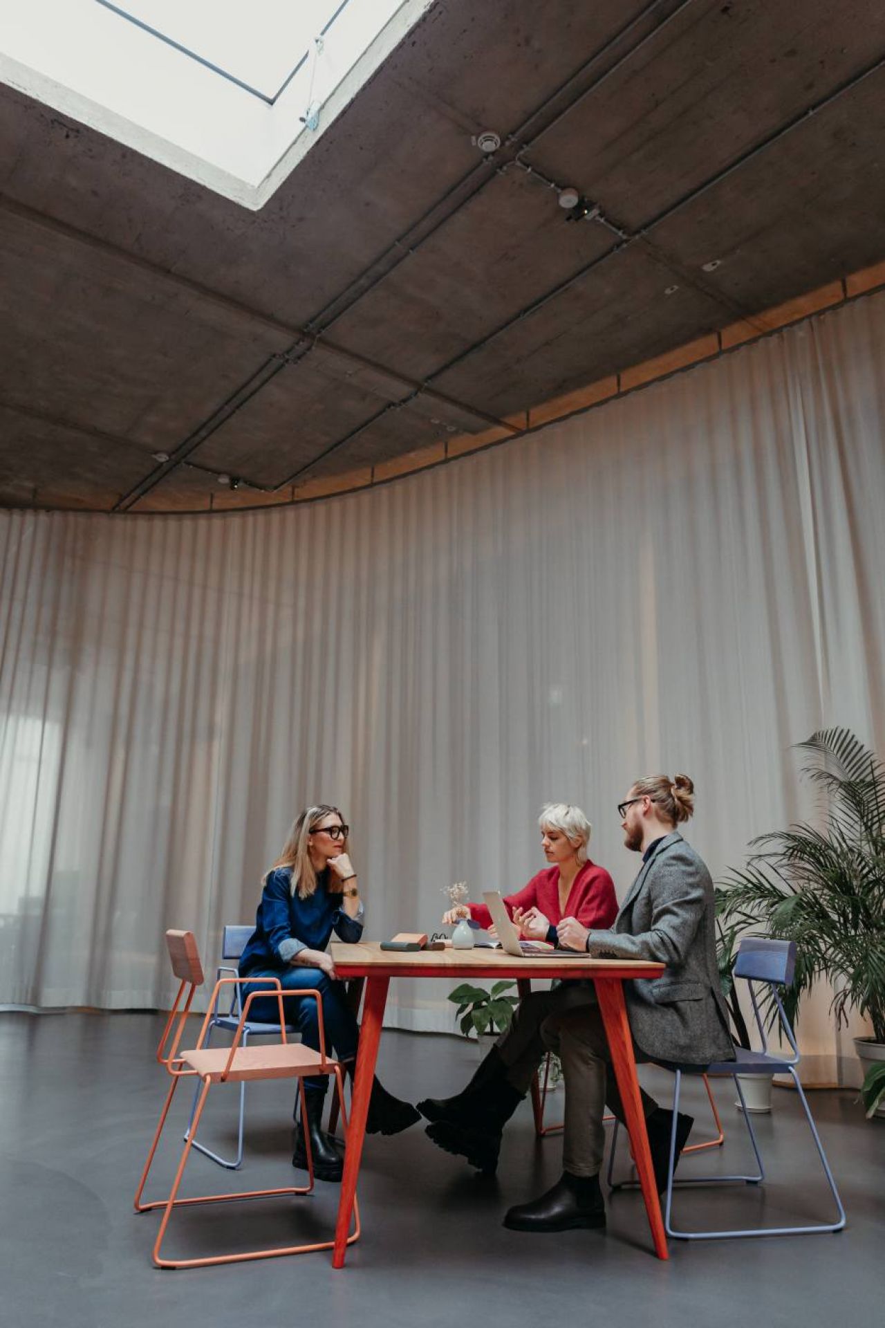 D:005 Stuhl Fuchs & Habicht: Moderner Holzstuhl mit filigranem Metallgestell in verschiedenen Farben. Designstuhl für Esszimmer und Büro.