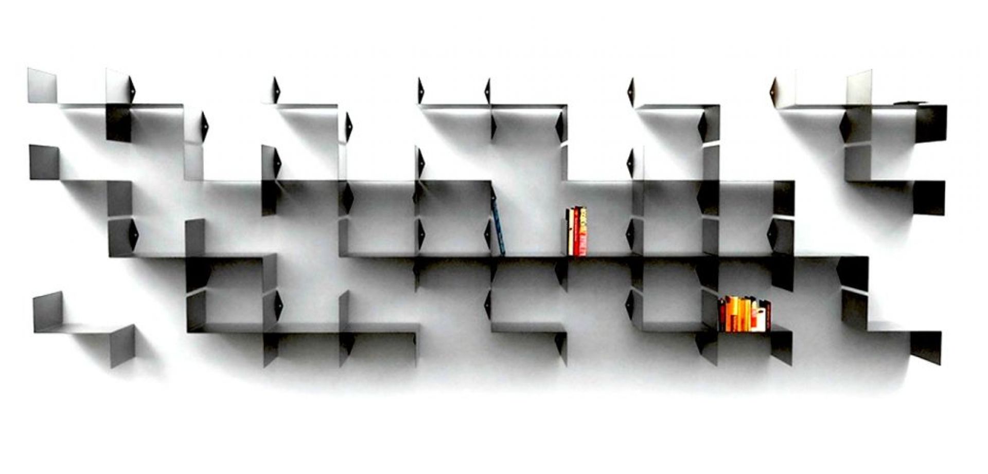 Moroso Z-Shelf 4er Set links, modernes modulares Wandregal in Anthrazit mit Büchern.