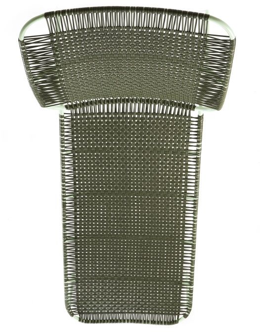 Nahaufnahme der Cielo Daybed Liege von ames in Olive Grün und Pastellgrün. Outdoor-Möbel.