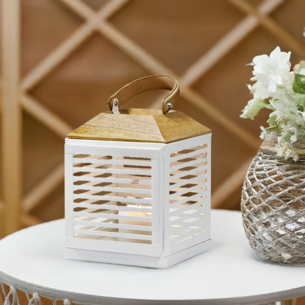 Weiße Philippi Laterne mit Holzdeckel und Ledergriff, dekorative Tischlaterne für stimmungsvolle Beleuchtung.