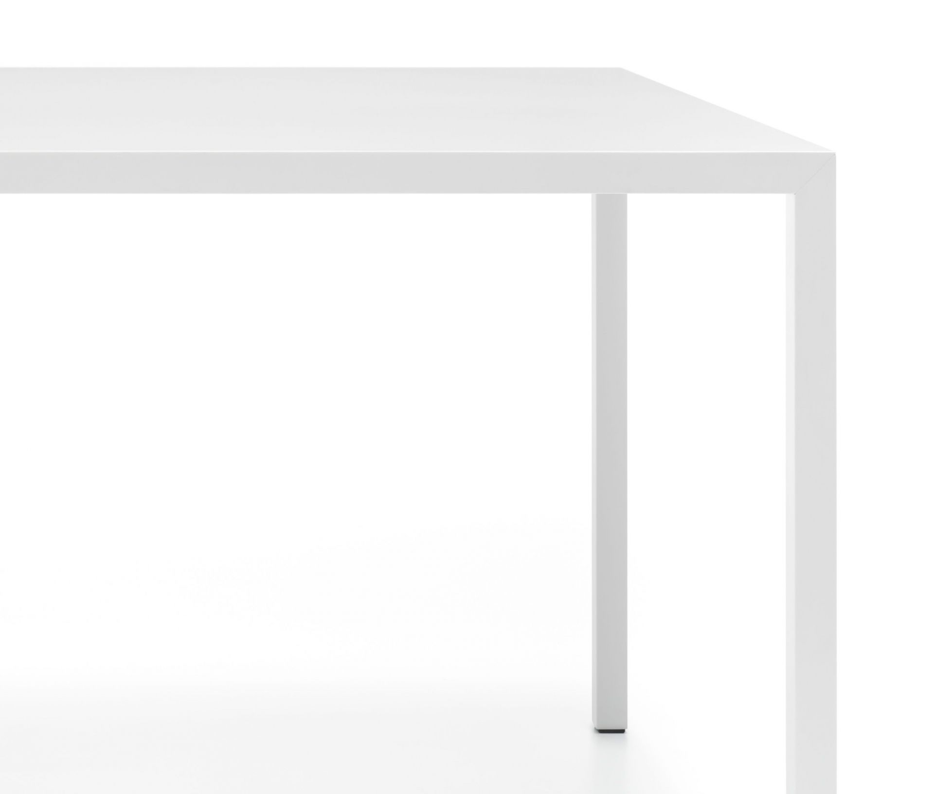 Detailaufnahme des Tense Tisch von MDF Italia, ein moderner Esstisch mit minimalistischem Design in Weiß.