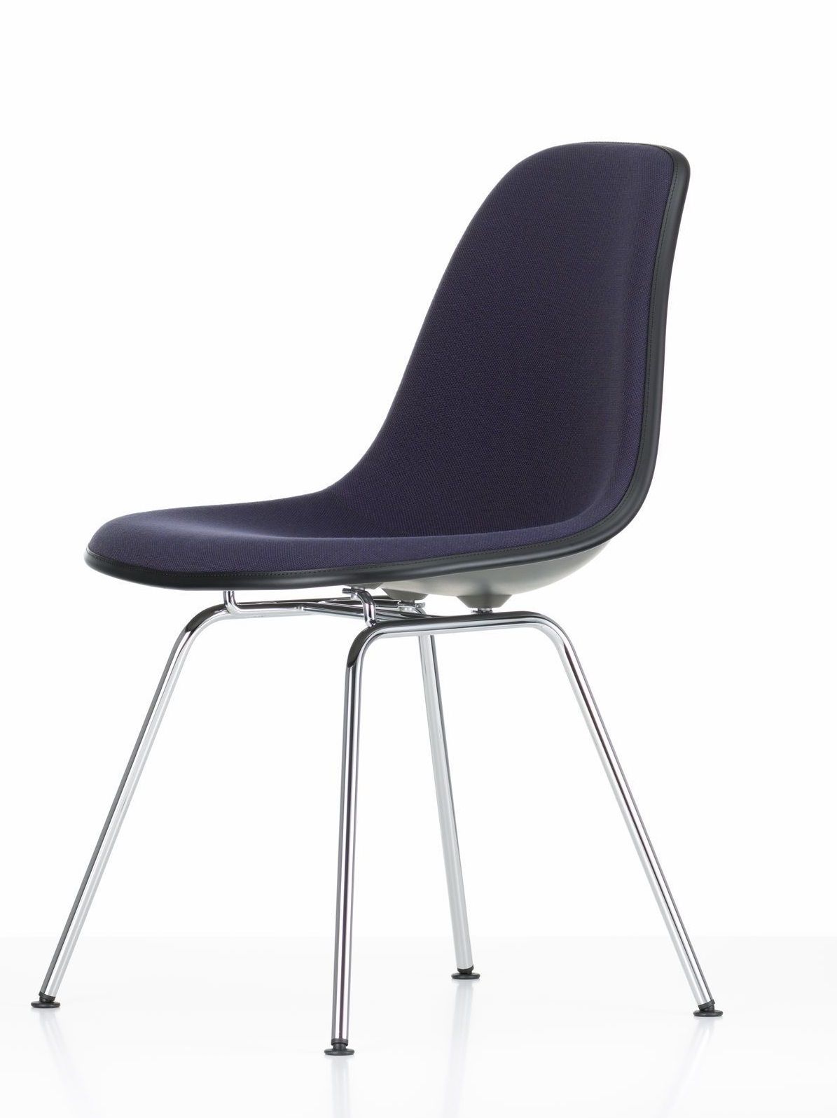 Eames Plastic Side Chair, vollgepolstert, mit verchromtem Stahlgestell. Designklassiker von Vitra.
