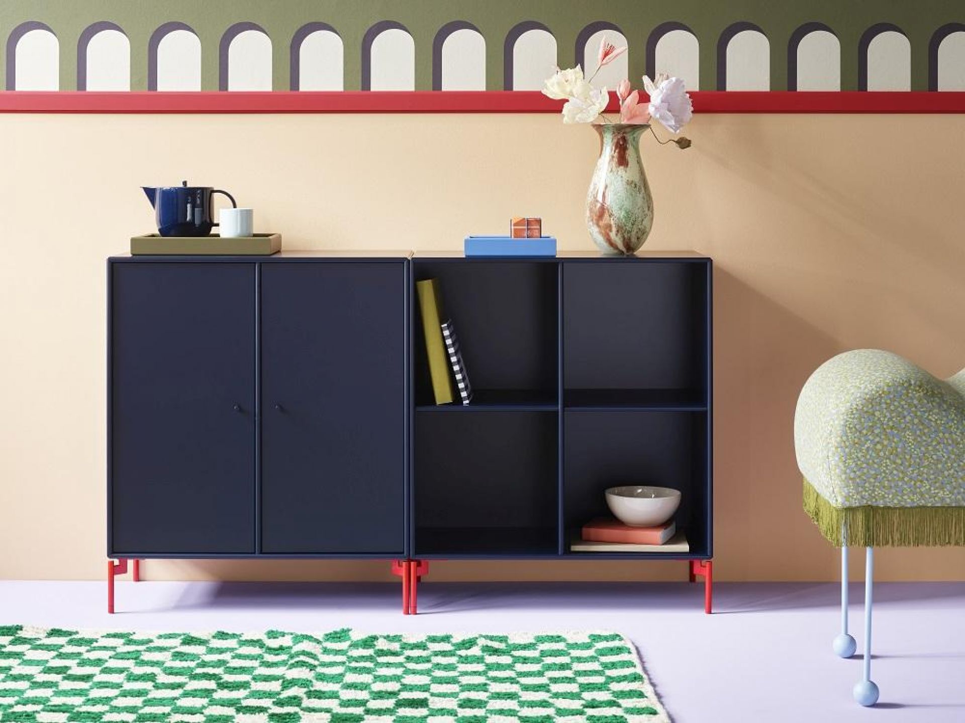 Dunkelblaues Sideboard mit roten Füßen, Teil der Montana Möbelkollektion, für stilvolle Wohnraumgestaltung.