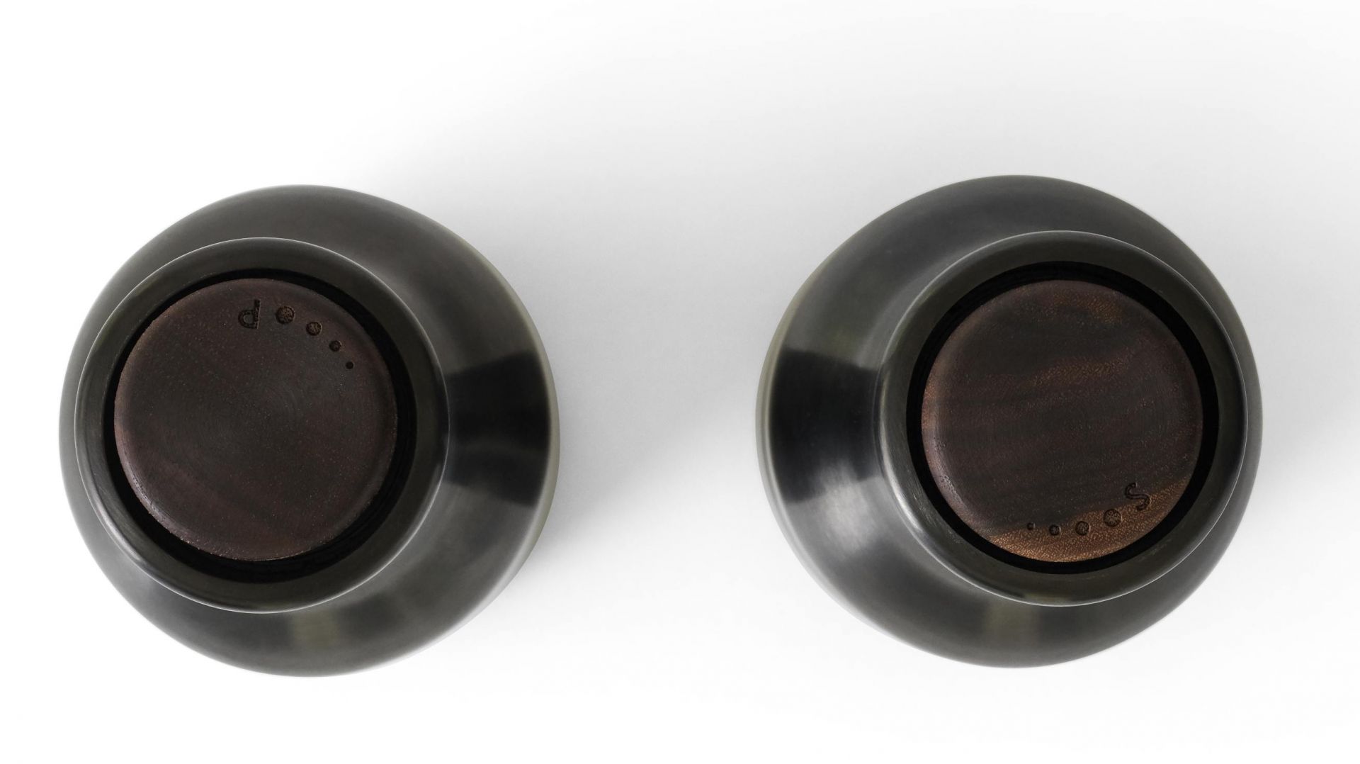 Zwei Bottle Grinders mit Walnuss-Deckel und bronziertem Messing Korpus, Salz- und Pfeffermühle.