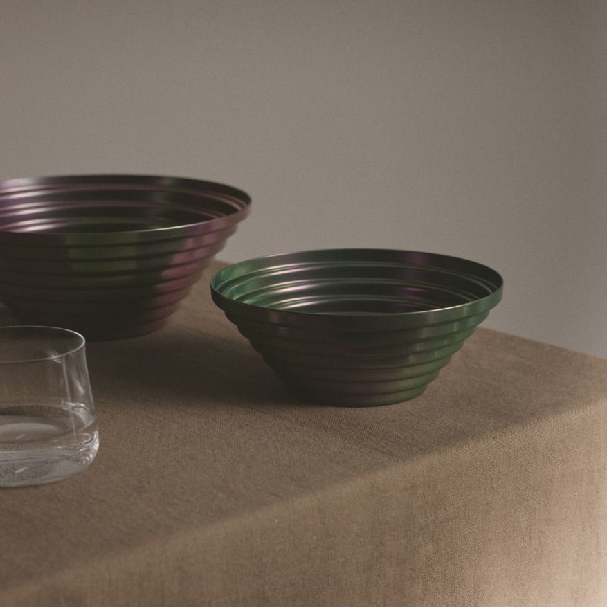 Alessi Maya Schale, rund, in Grün-Lila, dekorative Metallschale für Obst oder Salate.