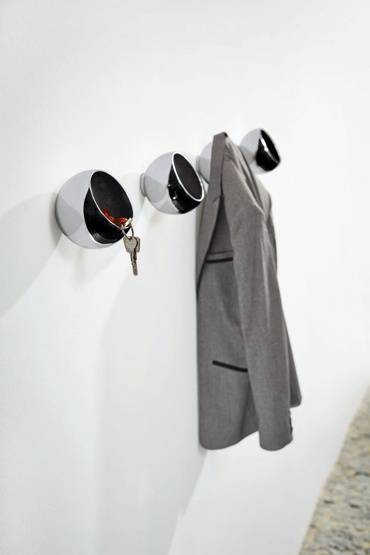 Sphere Garderobenkugel von Philippi: Wandgarderobe mit Schlüssel und Jacke, modernes Design für Flur und Diele.