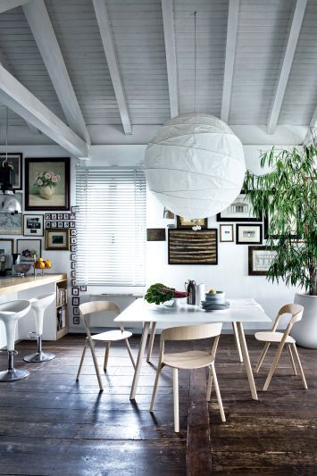 Esszimmer mit Pila Stühlen von Magis aus hellem Holz und weißem Tisch.