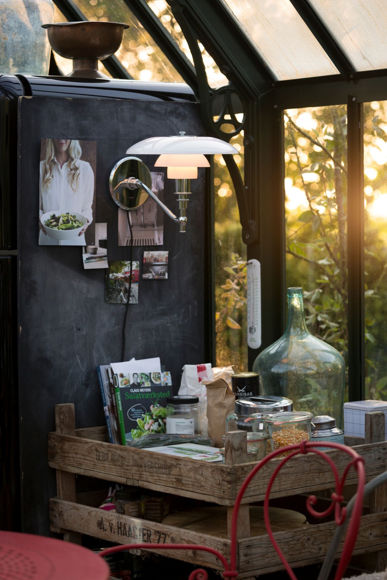 PH 3/2 Wandleuchte von Louis Poulsen in einem Gewächshaus, indirekte Beleuchtung, skandinavisches Design.