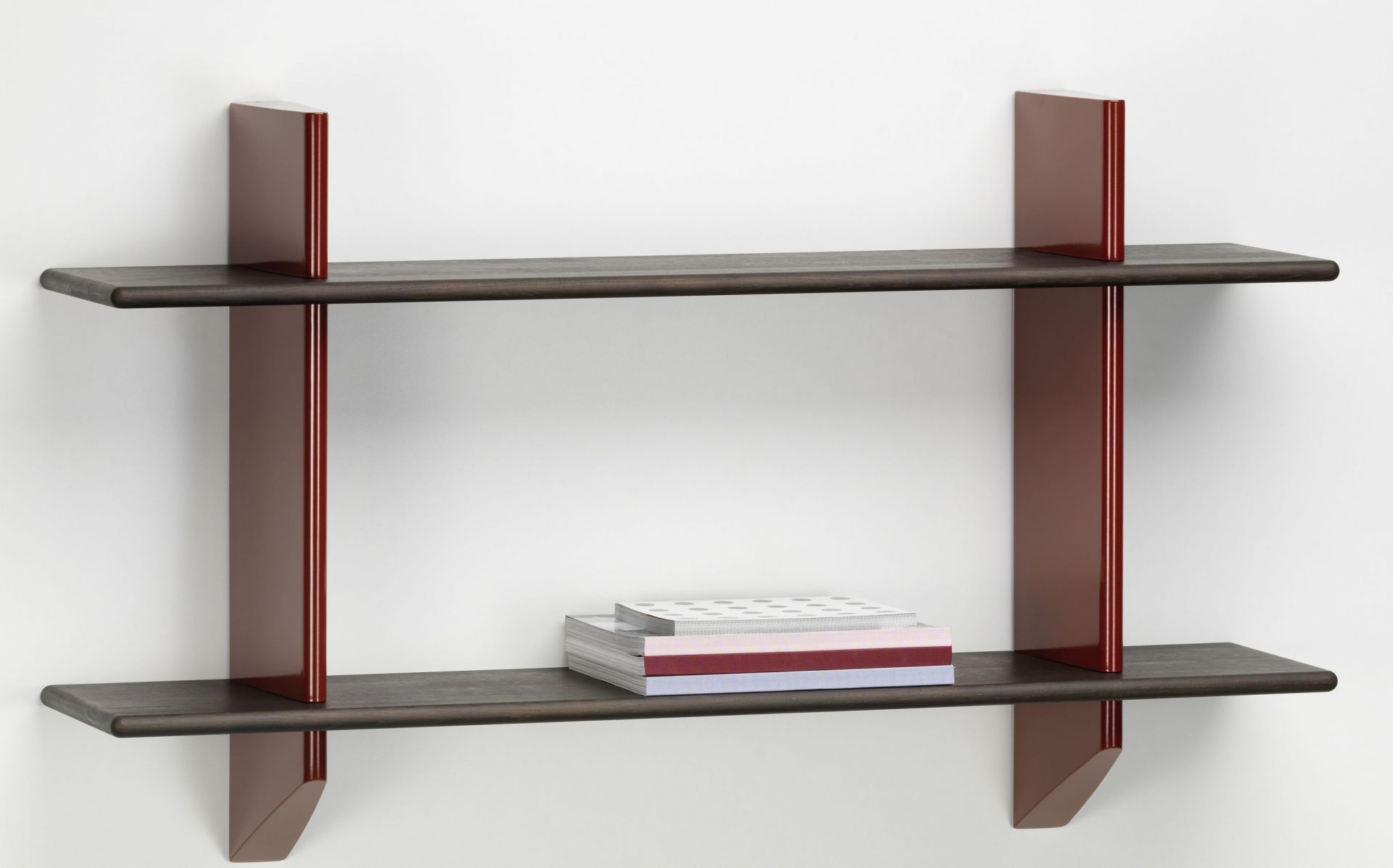 Vitra Rayonnage Mural Wandregal aus dunkler Eiche mit roten Akzenten, zwei Ablageflächen.