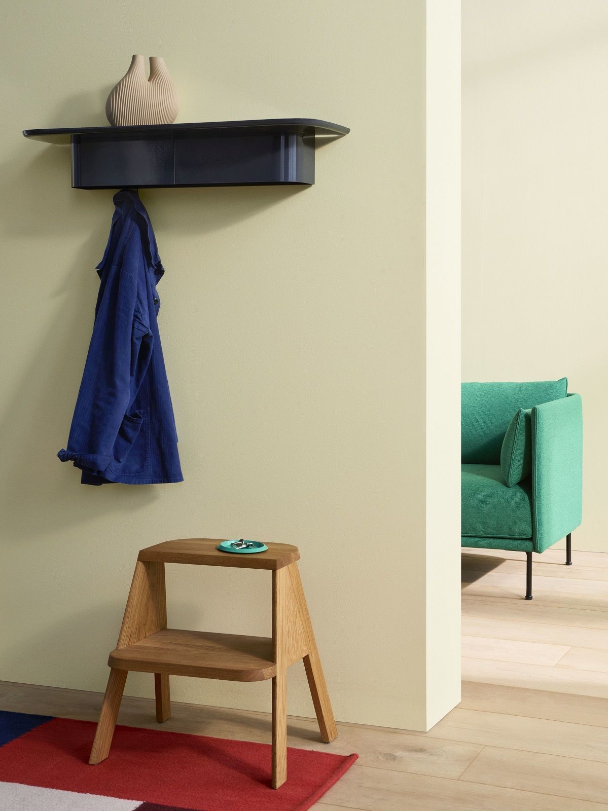 Korpus Shelf Wandregal von Hay mit vier Haken, ideal für Flur und Garderobe.