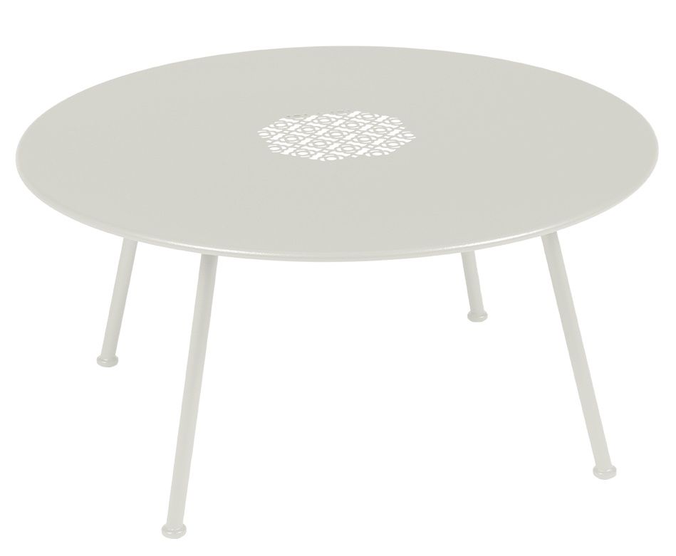 Beiger Lorette Beistelltisch von Fermob, runder Outdoor Couchtisch mit filigranem Muster in der Mitte.