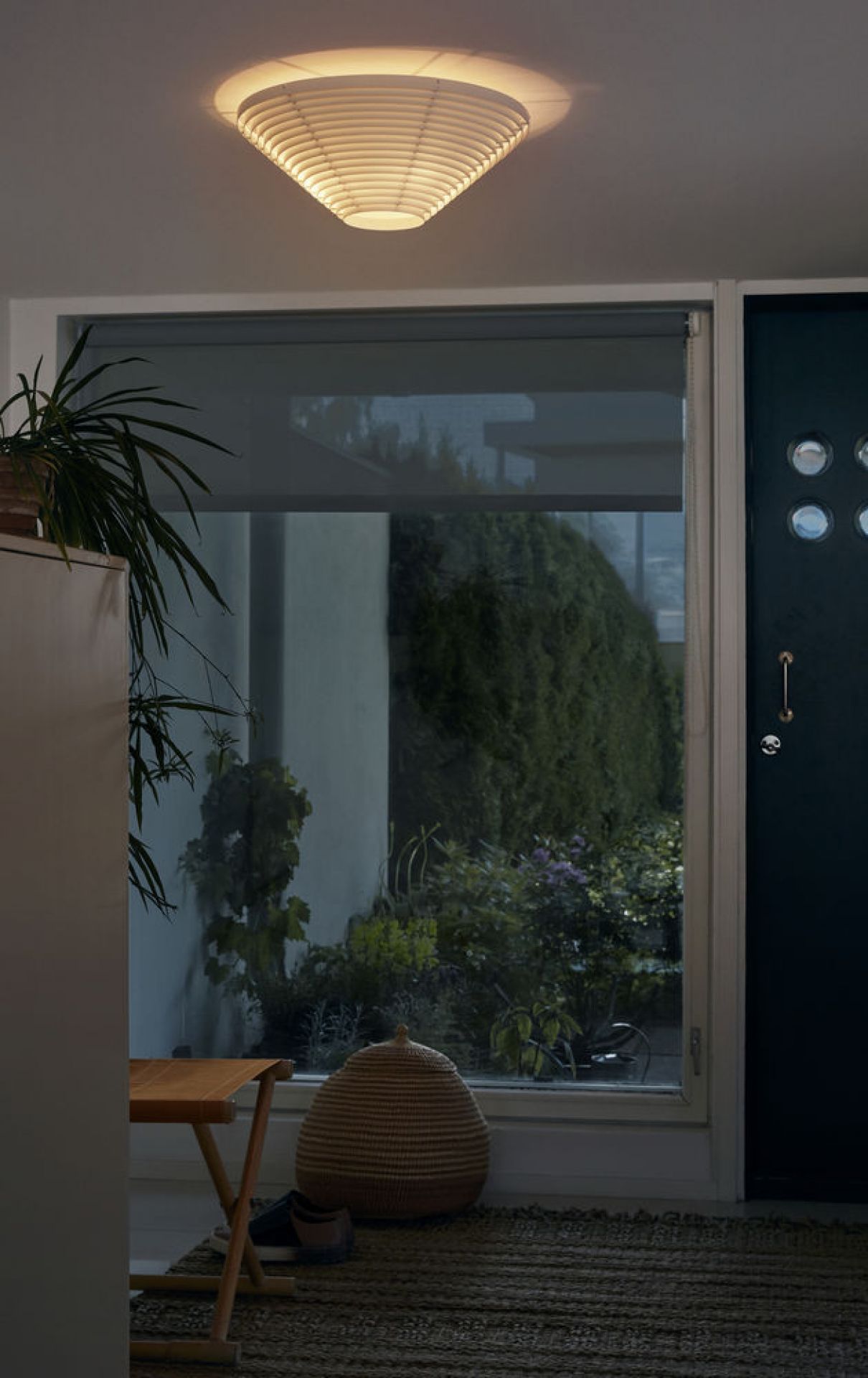 A622B Artek Deckenleuchte im Raum: Moderne Deckenlampe mit warmem Licht und Holzlamellen.