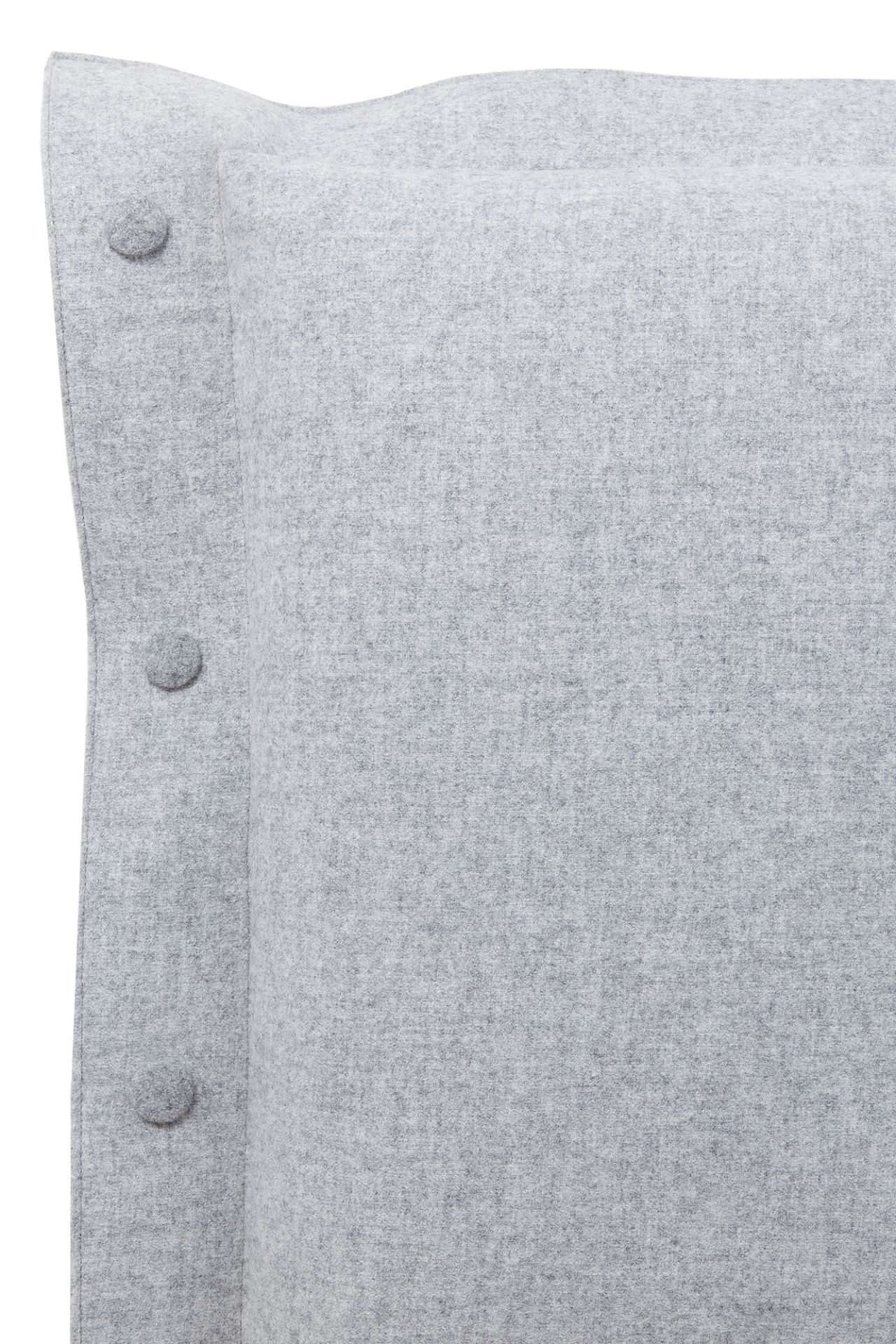 Detailaufnahme: Graues, gepolstertes Kopfteil mit Knöpfen für Hans Hansen Eiche Bett.