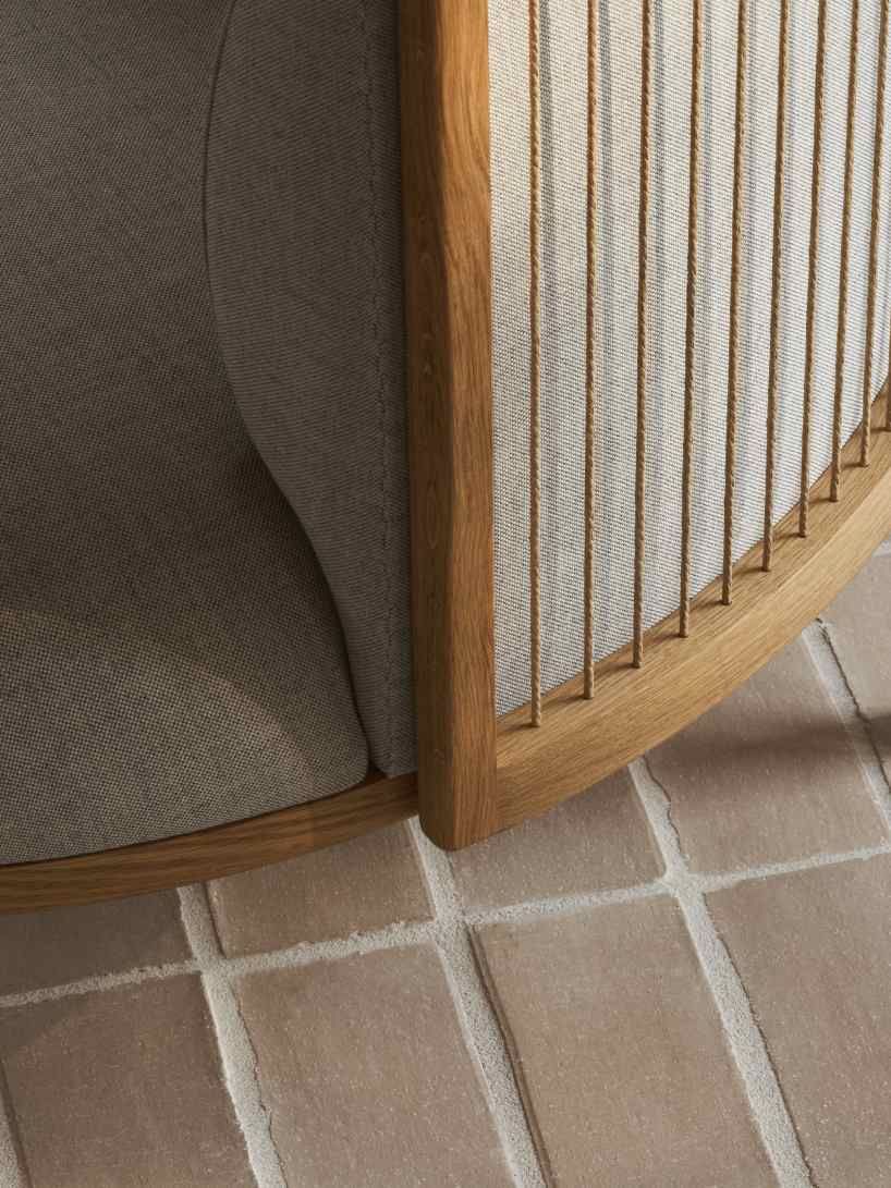 Detailaufnahme: RF1904 Sideways Lounge Chair von Carl Hansen & Søn, Sessel mit Holzrahmen und Stoffbezug.