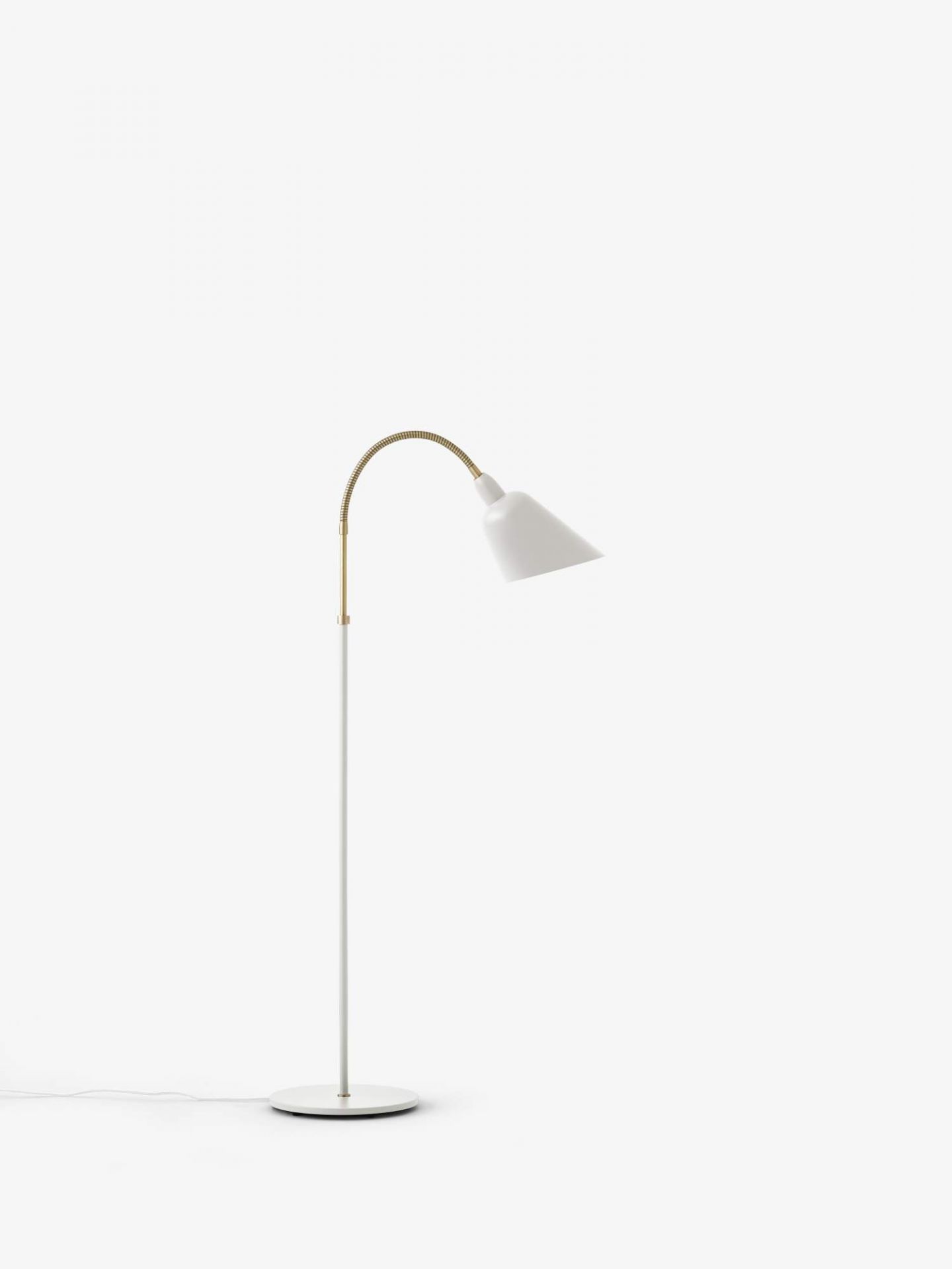 Weiße Bellevue AJ7 Stehleuchte von AndTradition mit verstellbarem Lampenschirm und goldenem Schwanenhals.