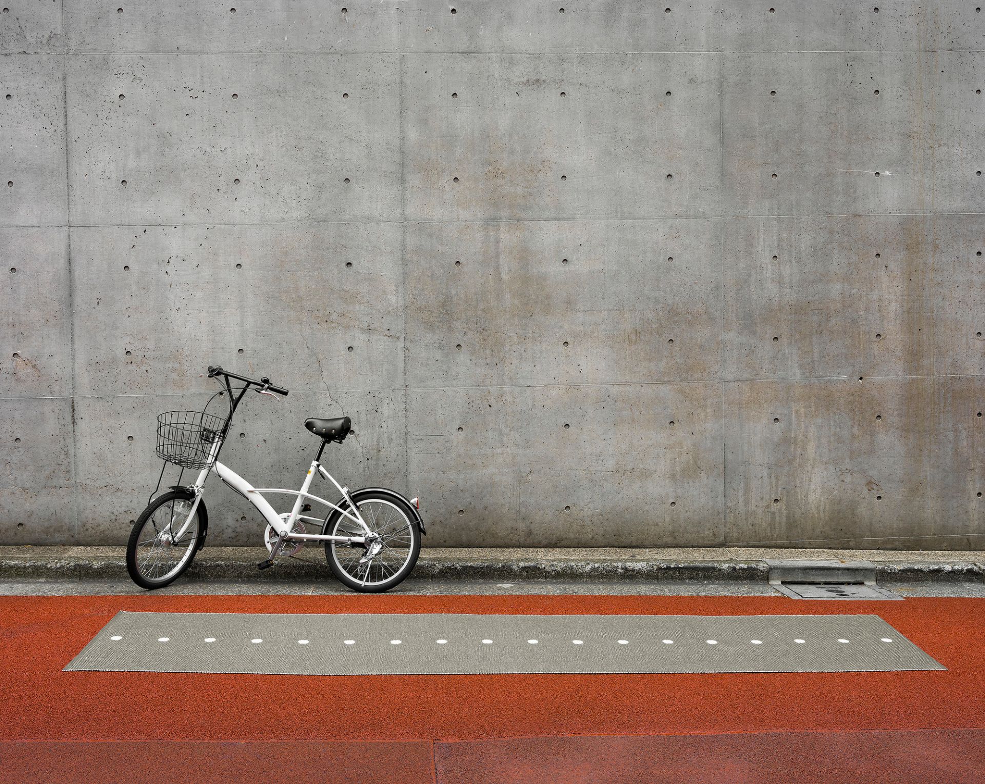 Pappelina Teppich Peg, 70x280 cm, grauer Kunststoffteppich im Außenbereich, skandinavisches Design.